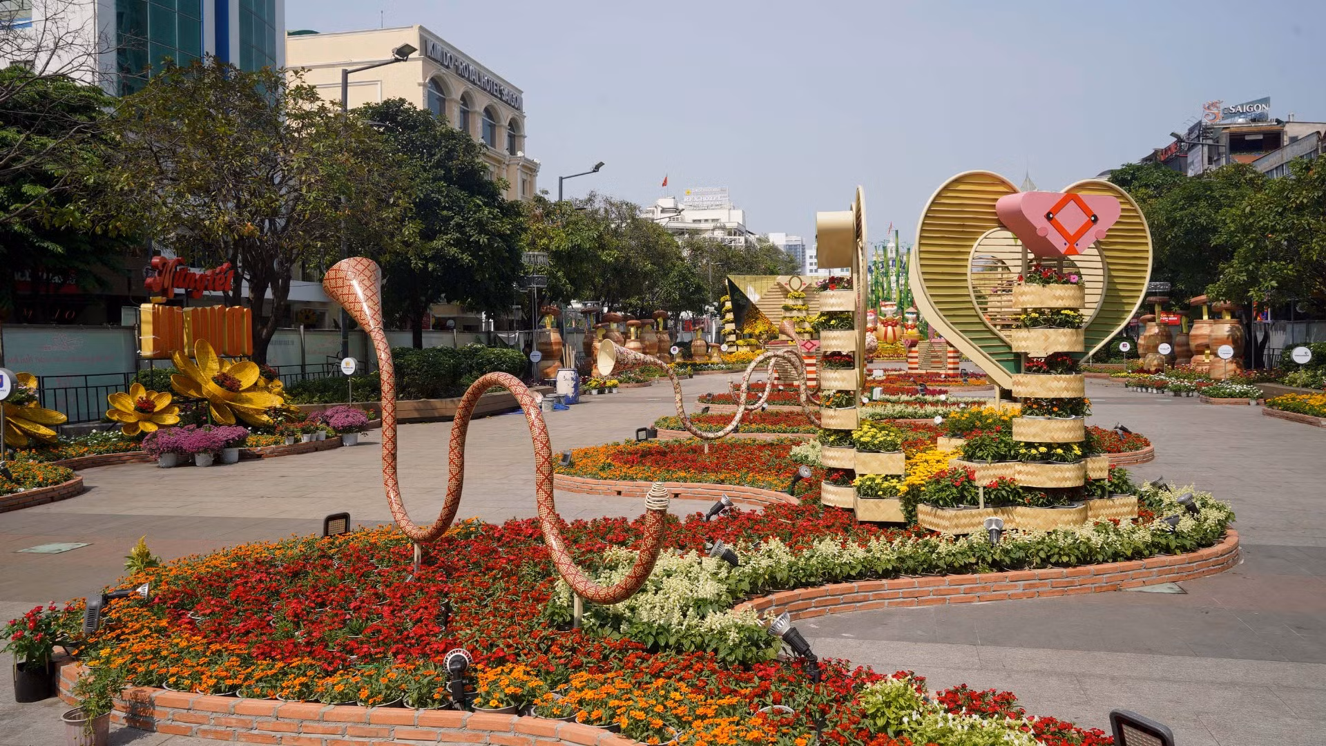 Các trung cảnh, tiểu cảnh được chăm chút đến từng chi tiết. Các trung cảnh, tiểu cảnh được chăm chút đến từng chi tiết.