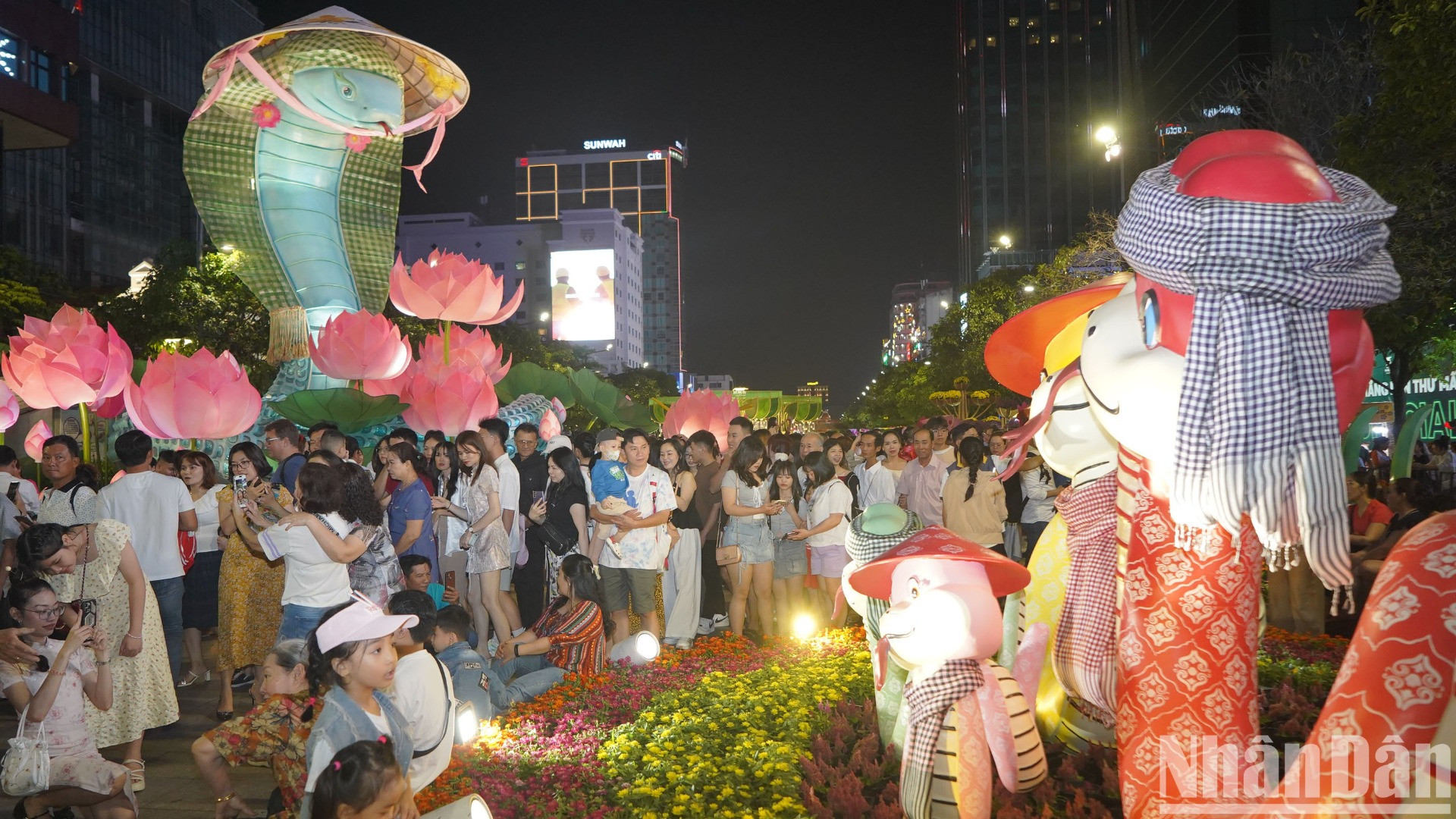 Càng đến thời khắc bước qua năm mới, người dân đổ về trung tâm Thành phố Hồ Chí Minh càng đông.