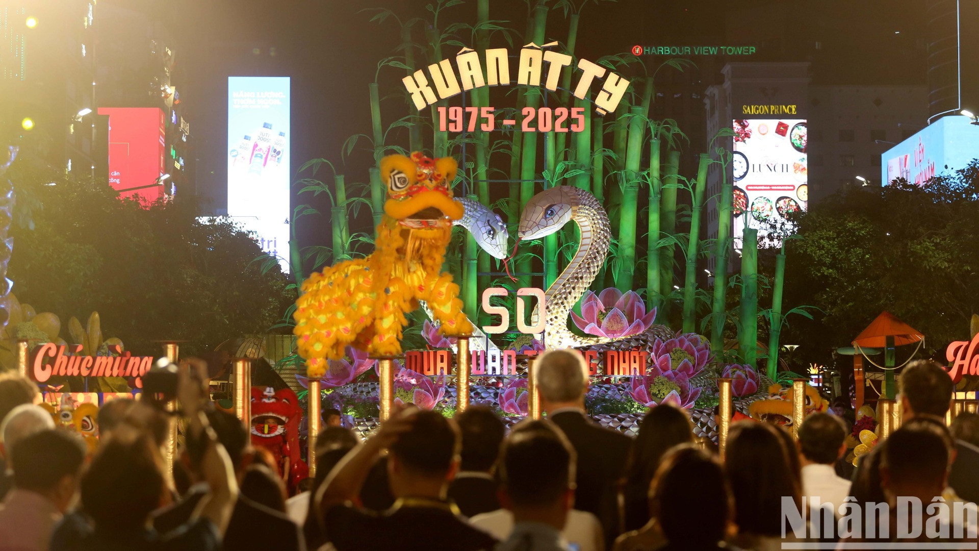 Đường hoa Nguyễn Huệ Tết Ất Tỵ 2025 được phân thành 3 phân đoạn "Kết đoàn”, “Chuyển mình” và “Phát triển”, thể hiện những chặng đường lịch sử của dân tộc Việt Nam vượt qua mọi gian nan, hy sinh, mất mát, vẫn hát vang khúc hát kết đoàn giành độc lập – thống nhất đất nước – chuyển mình phát triển bền vững. Qua chặng đường 50 năm, hôm nay cả nước đang vững tin tiến bước vào kỷ nguyên mới, “kỷ nguyên vươn mình của dân tộc Việt Nam”.