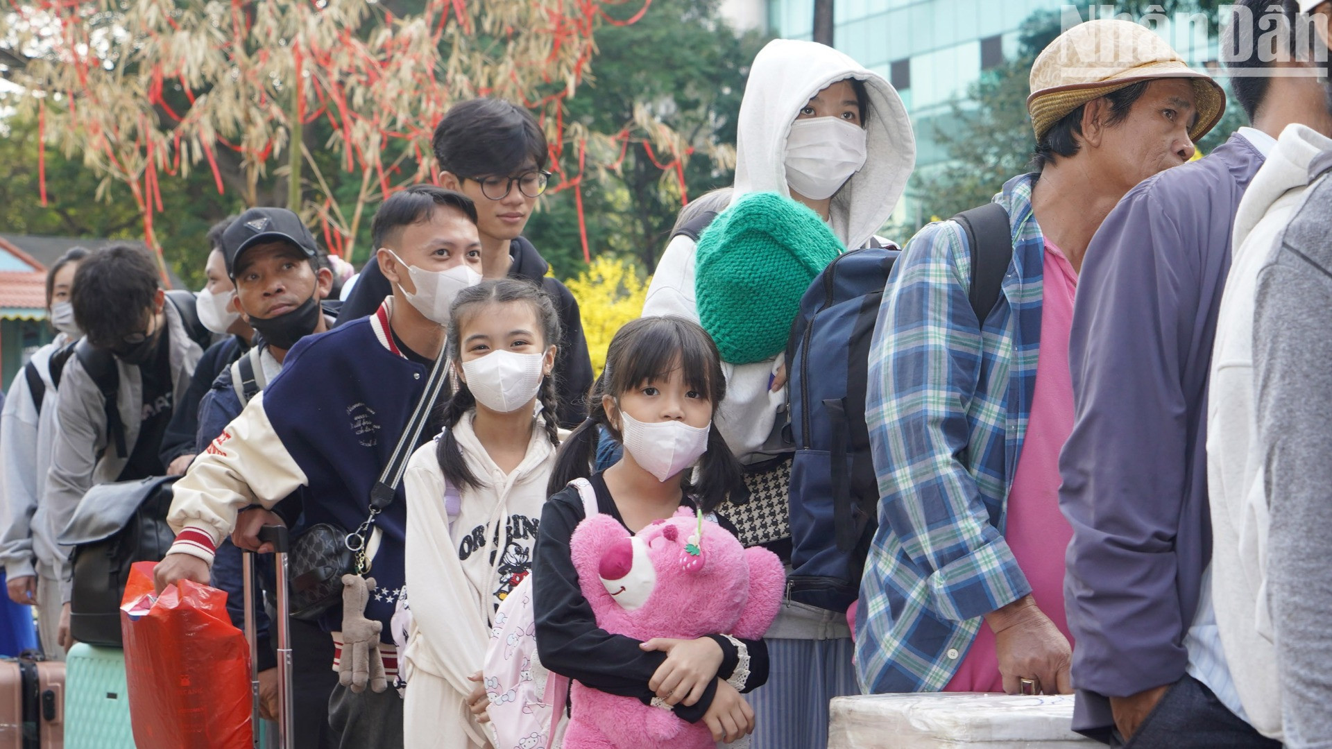 Niềm vui của các em khi được theo cha, mẹ đi cùng trên “Chuyến xe mùa xuân’’.