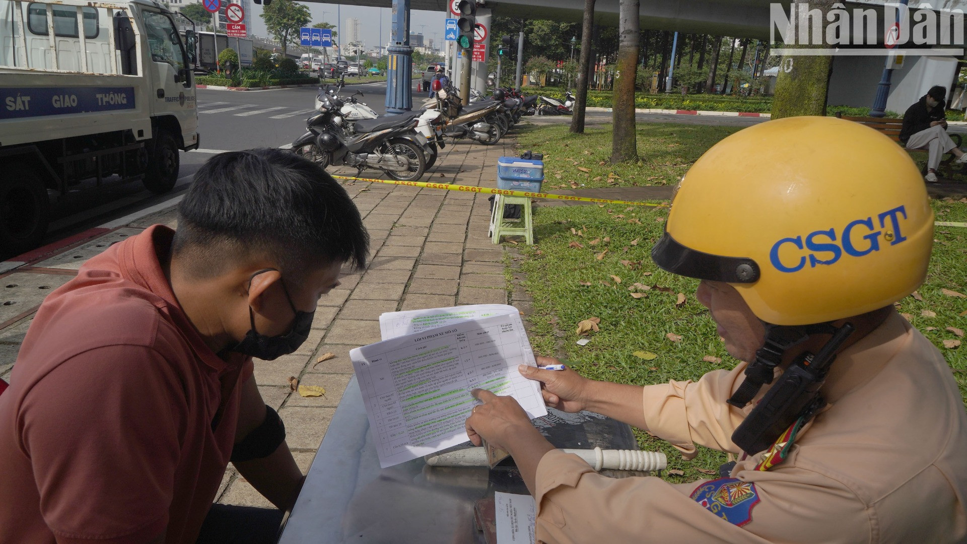 Trên đường Võ Văn Kiệt cho phép xe máy chạy tốc độ tối đa là 50km/giờ nhưng rất nhiều xe máy vi phạm, thậm chí có xe chạy 67km/giờ, gần mức phạt kịch khung.