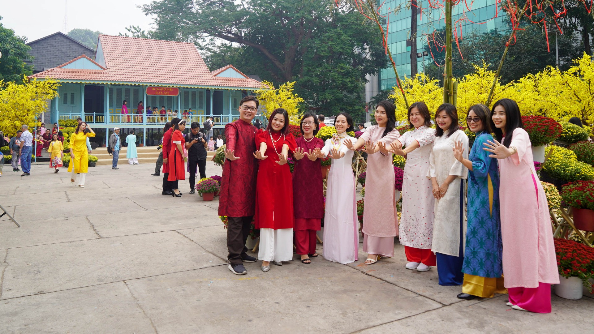 Các bạn trẻ cùng gia đình lưu lại những hình ảnh đẹp với những lời chúc mừng năm mới đầy ý nghĩa.