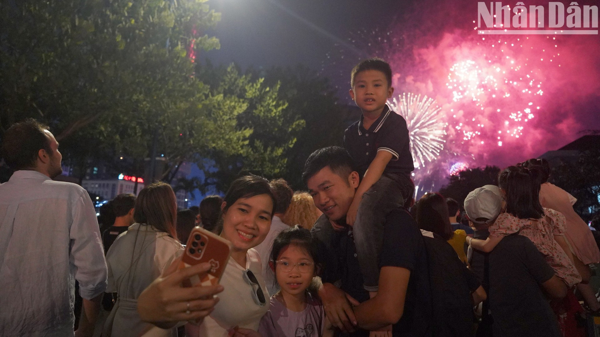 Người dân cùng hòa nhịp trong bữa tiệc đêm Giao thừa tại Thành phố Hồ Chí Minh.