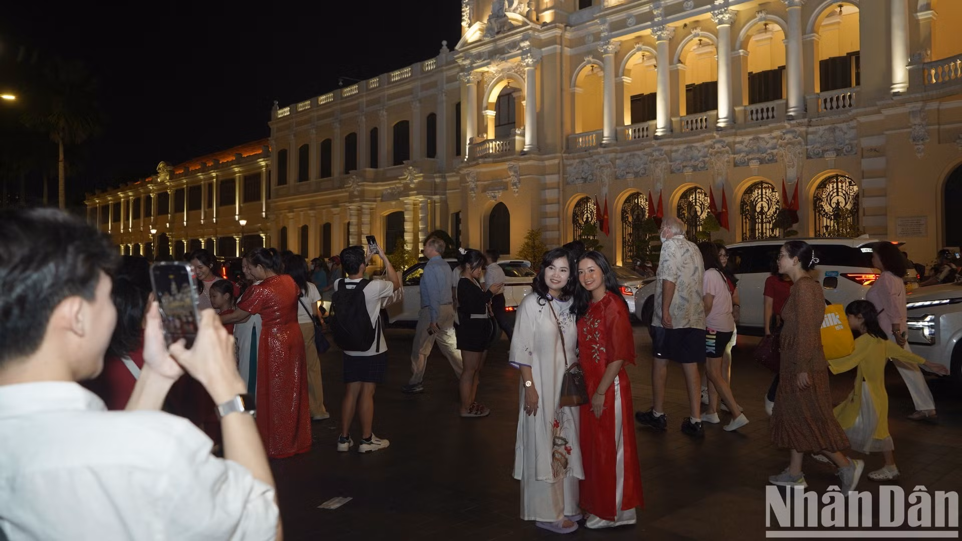 Trước Ủy ban nhân dân Thành phố Hồ Chí Minh càng trở nên đông đúc hơn.