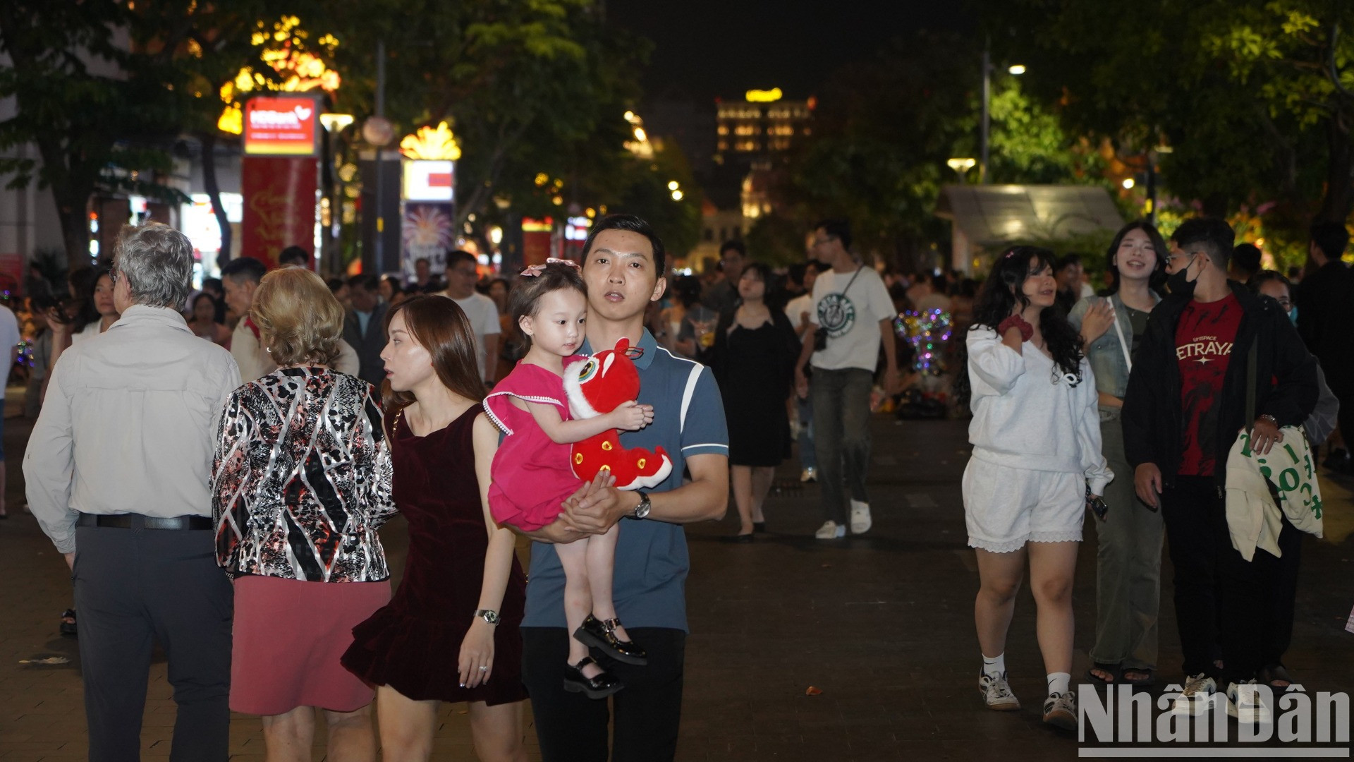 Niềm hạnh phúc của một cặp đôi trong thời khắc chờ đón xuân sang.