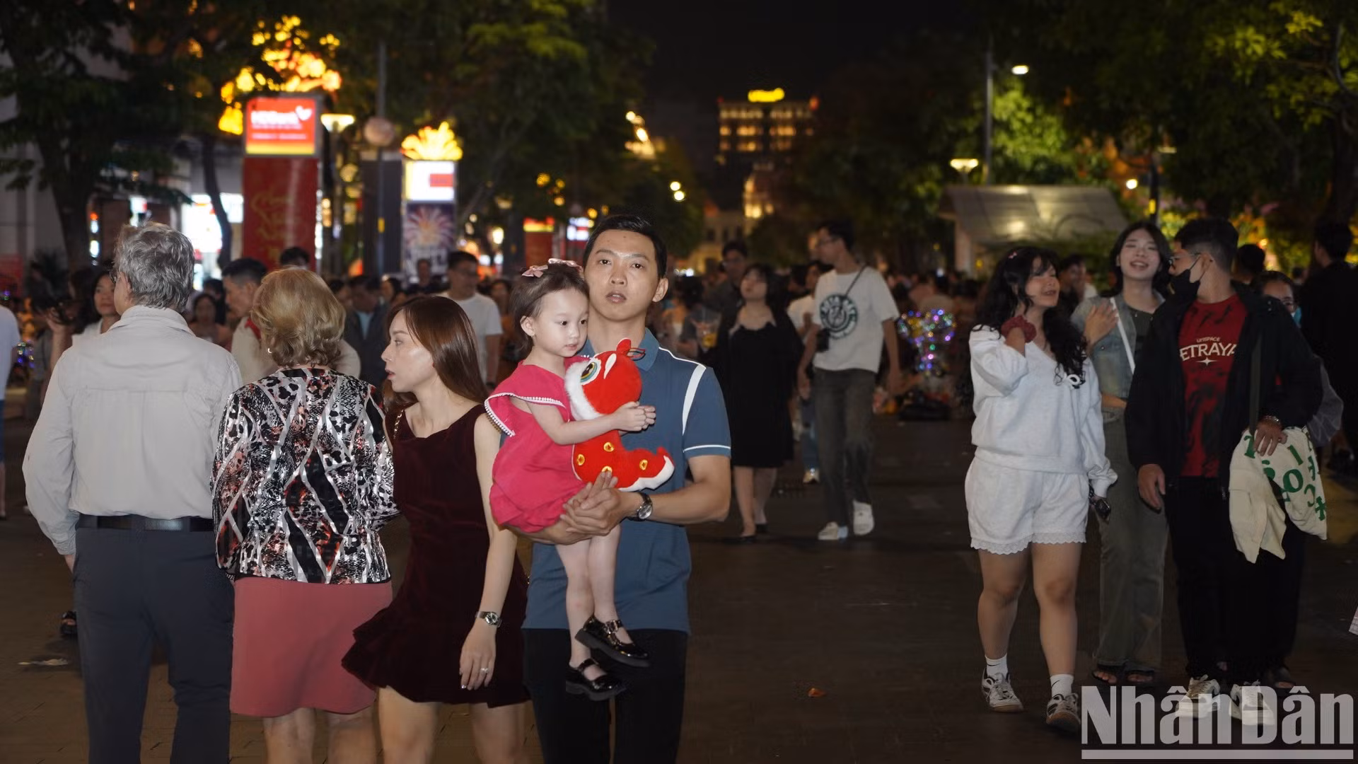 Niềm hạnh phúc của một cặp đôi trong thời khắc chờ đón xuân sang.