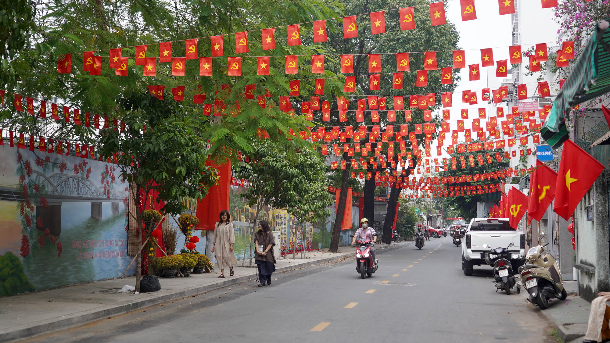 Đảo quanh các khu trung tâm Thành phố Hồ Chí Minh, không khó để bắt gặp những con hẻm rực rỡ sắc xuân, nhiều tiểu cảnh được các khu phố tự thiết kế, trang trí ở đầu hẻm.