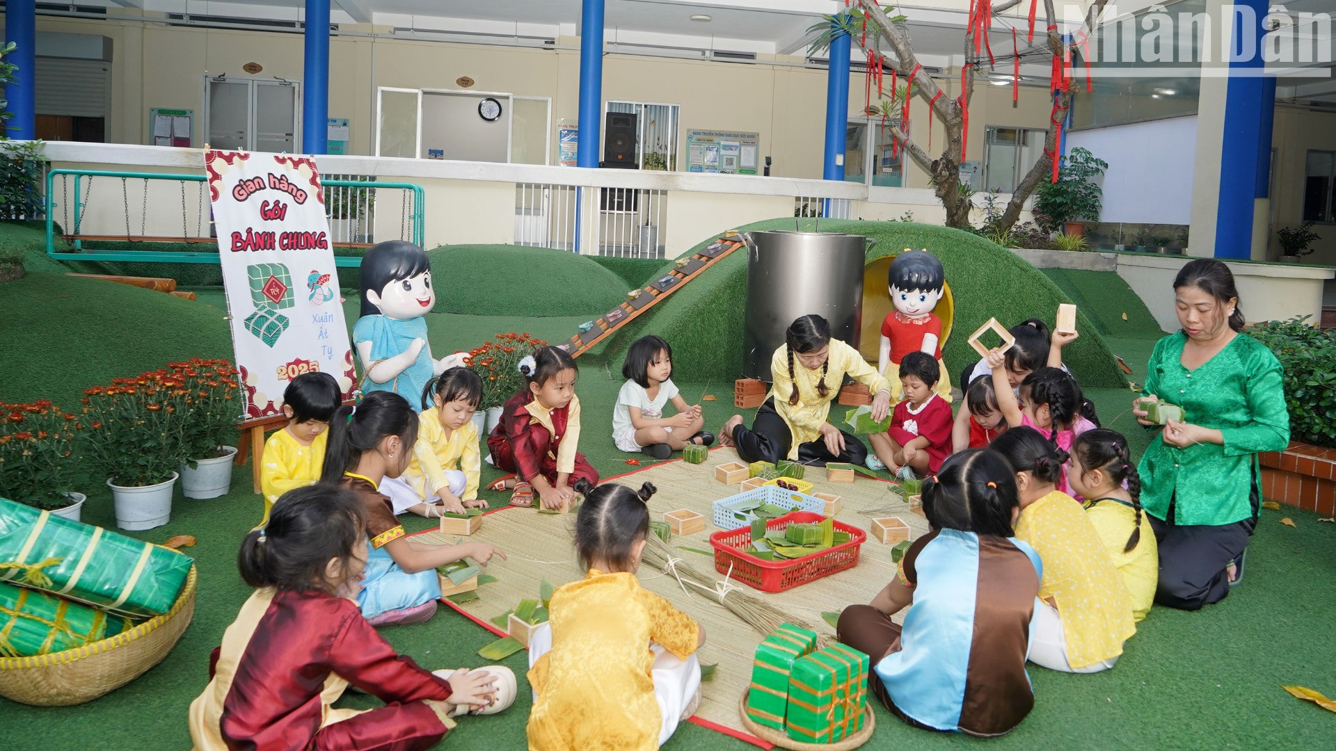Tết Nguyên đán - Tết sum vầy cũng là khoảng thời gian ý nghĩa nhất để giáo dục con trẻ về tình cảm gia đình, truyền thống dân tộc.