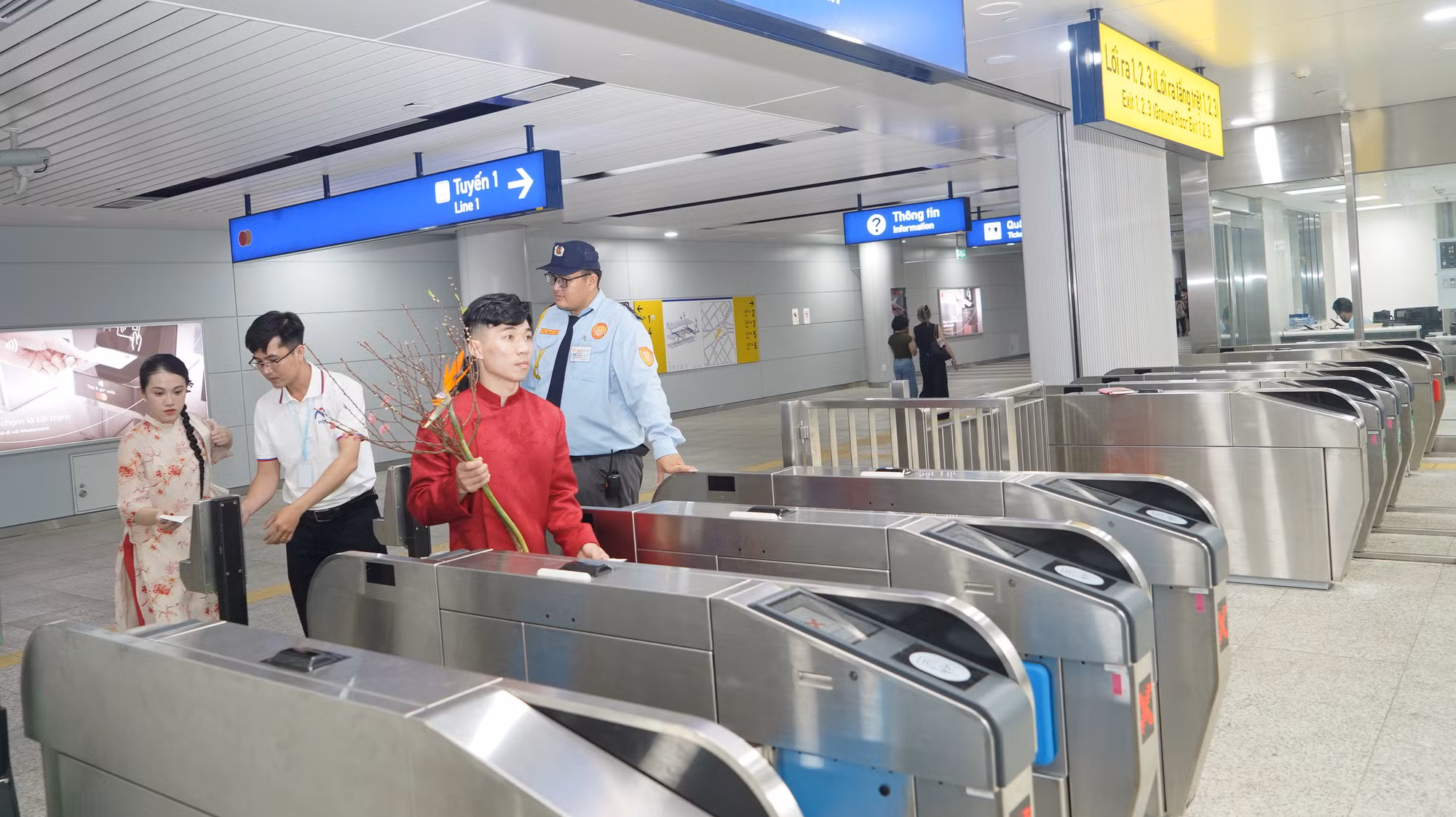 Những hành khách trên 60 tuổi, chỉ cần mang theo căn cước công dân quét qua là được di chuyển miễn phí.