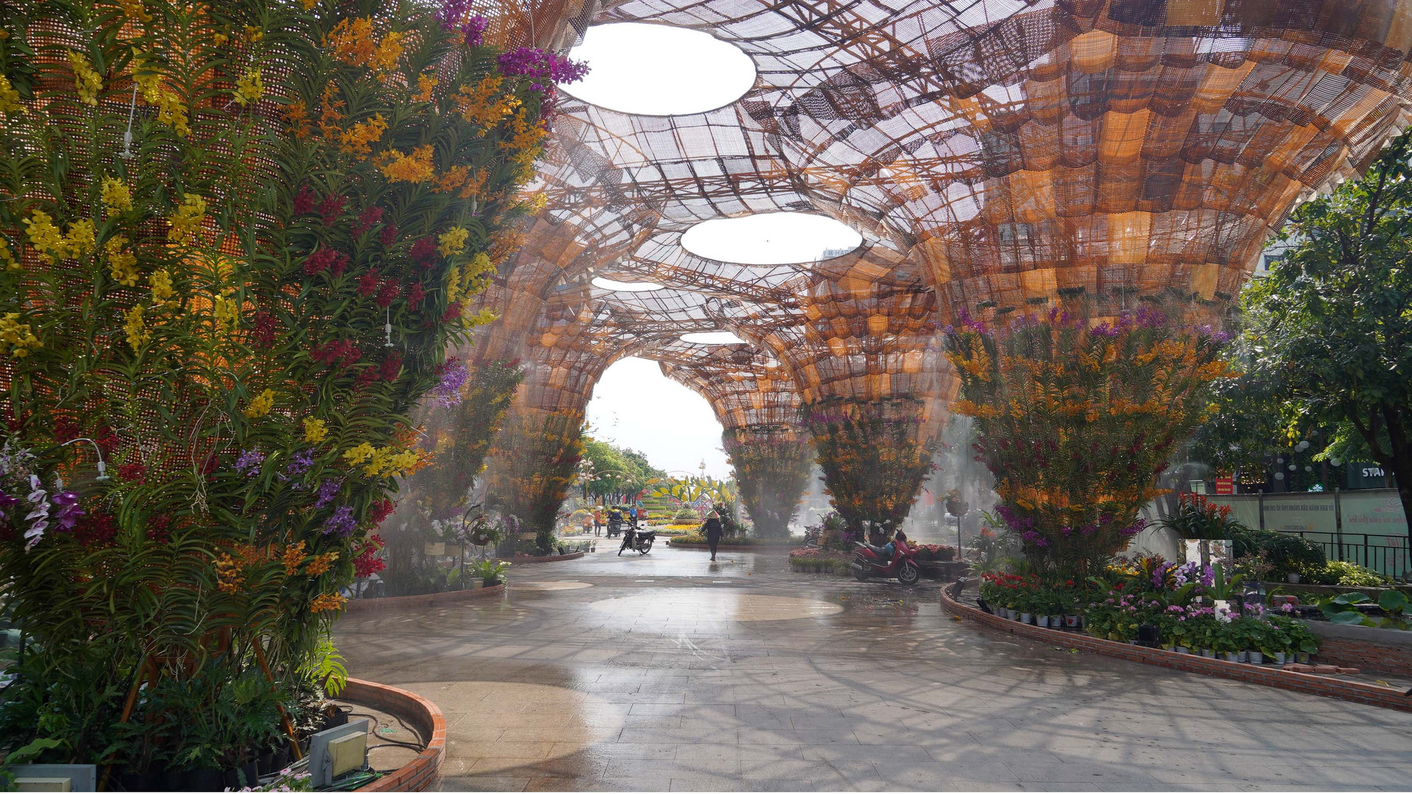 Hàng ngàn tấm ốp mây tre đan thưa đã được sử dụng làm trần và cột của hang động có chiều cao lên đến 8m, trải rộng trên diện tích gần 1000m²