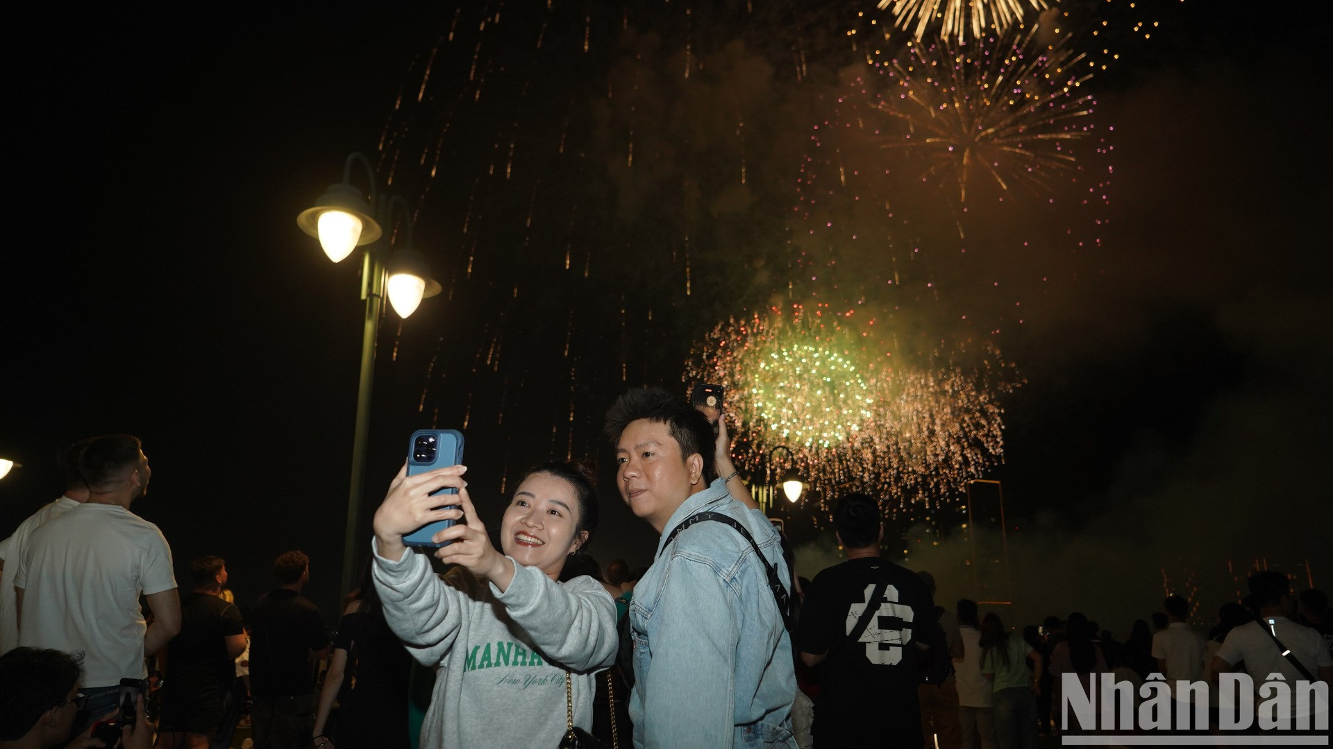 Màn trình diễn pháo hoa kéo dài 15 phút đã mang đến niềm vui trọn vẹn cho người dân, thắp sáng bầu trời và lan tỏa không khí hân hoan , kỳ vọng về một năm mới an lành, thịnh vượng và tràn đầy hy vọng. Màn trình diễn pháo hoa kéo dài 15 phút đã mang đến niềm vui trọn vẹn cho người dân, thắp sáng bầu trời và lan tỏa không khí hân hoan , kỳ vọng về một năm mới an lành, thịnh vượng và tràn đầy hy vọng.