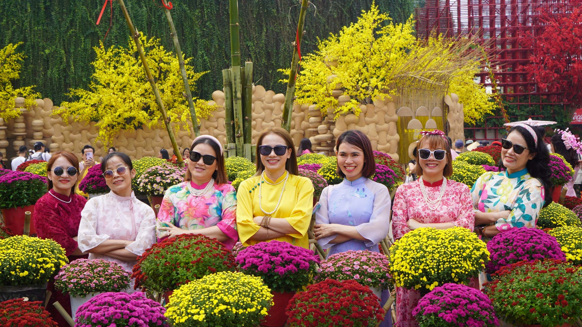 Làng hoa Sa Đéc cũng cập bến đường mai năm nay.