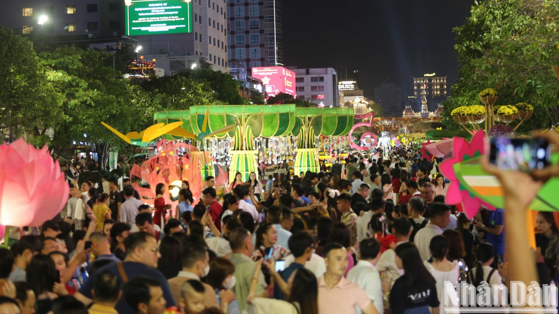 Đường hoa Nguyễn Huệ lung linh sắc màu đón Tết Ất Tỵ 2025. Đường hoa Nguyễn Huệ lung linh sắc màu đón Tết Ất Tỵ 2025.