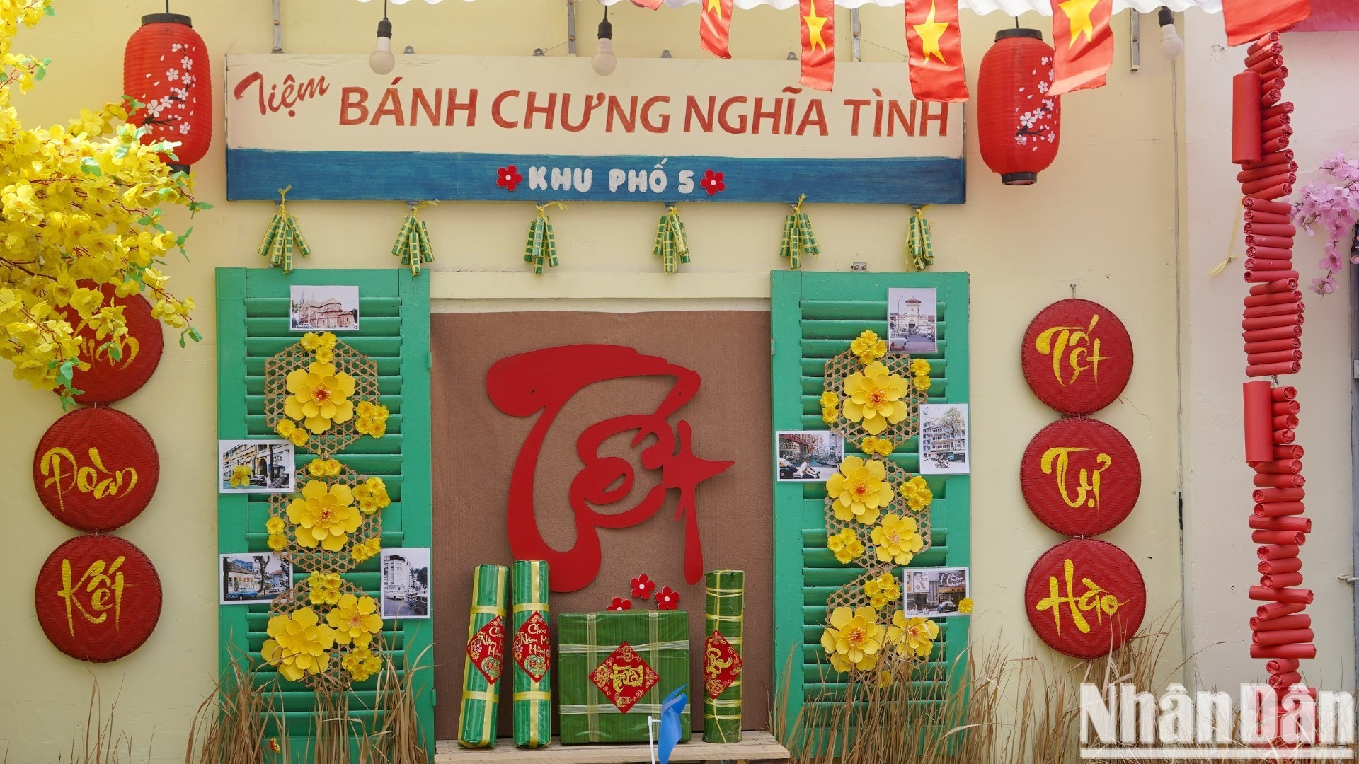 Ghi nhận tại hẻm 319 Trần Hưng Đạo (quận 1), người dân, du khách choáng ngợp khi đi ngang qua đây bởi sự hoành tráng, công phu của "không gian Tết" ở hẻm này.