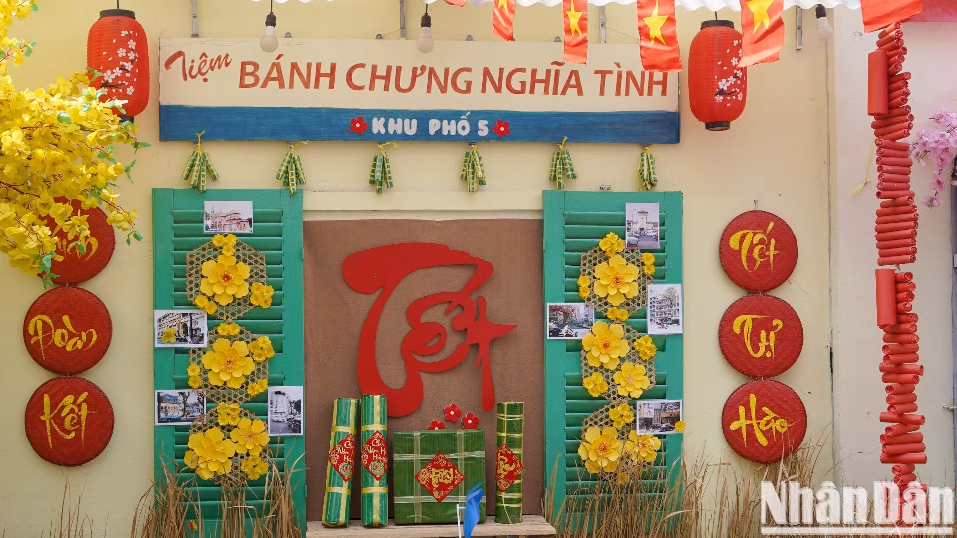 Ghi nhận tại hẻm 319 Trần Hưng Đạo (quận 1), người dân, du khách choáng ngợp khi đi ngang qua đây bởi sự hoành tráng, công phu của "không gian Tết" ở hẻm này.