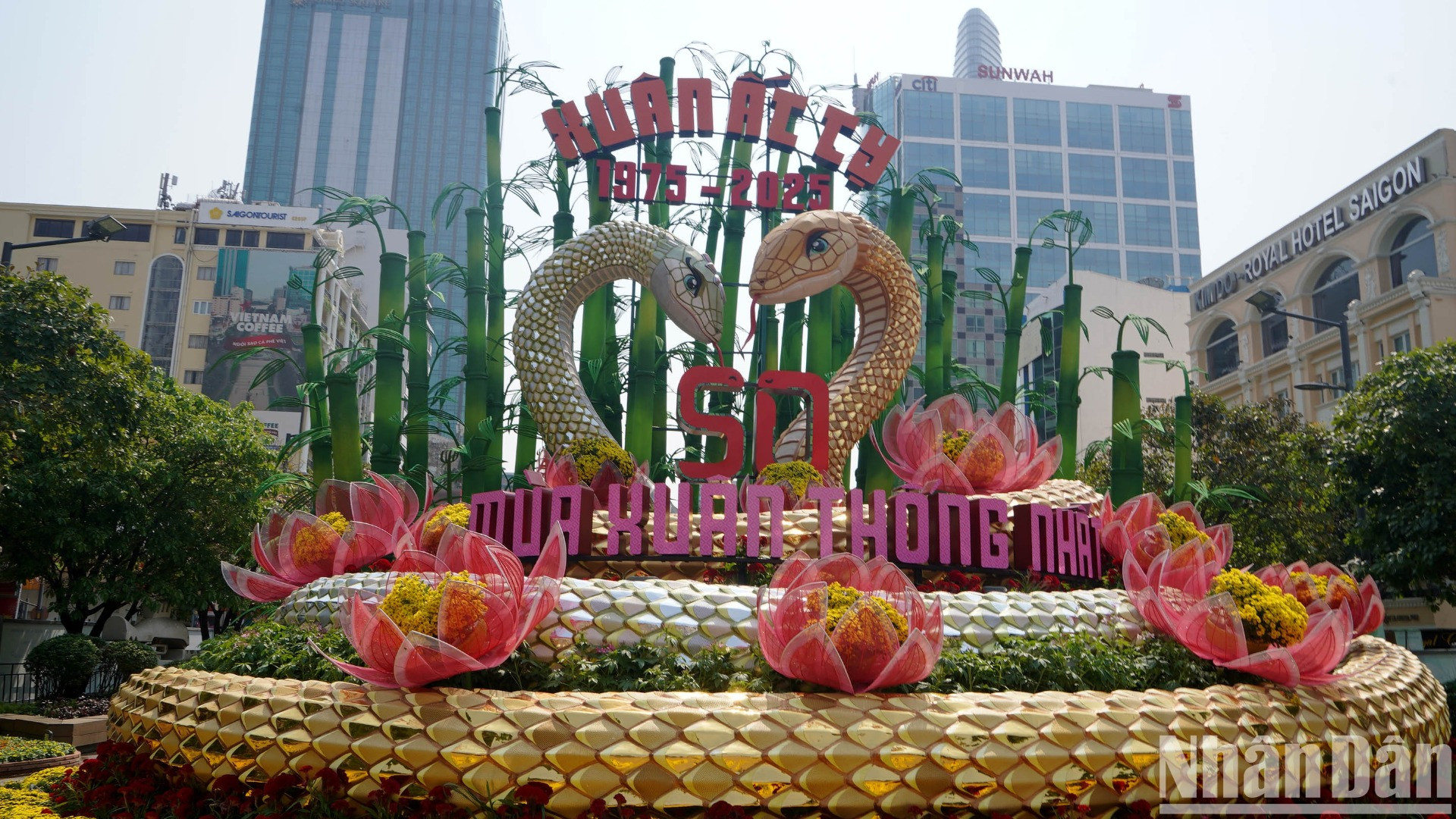 Sau nhiều ngày thi công, cặp đôi linh vật rắn ''Kim Tỵ, Ngân Tỵ'' đã chính thức lộ diện tại cổng chào đường hoa Nguyễn Huệ 2025. Các hạng mục còn lại của đường hoa cũng đang được gấp rút hoàn thiện, chuẩn bị cho lễ khai mạc vào tối 27/1( 28 Tết ).