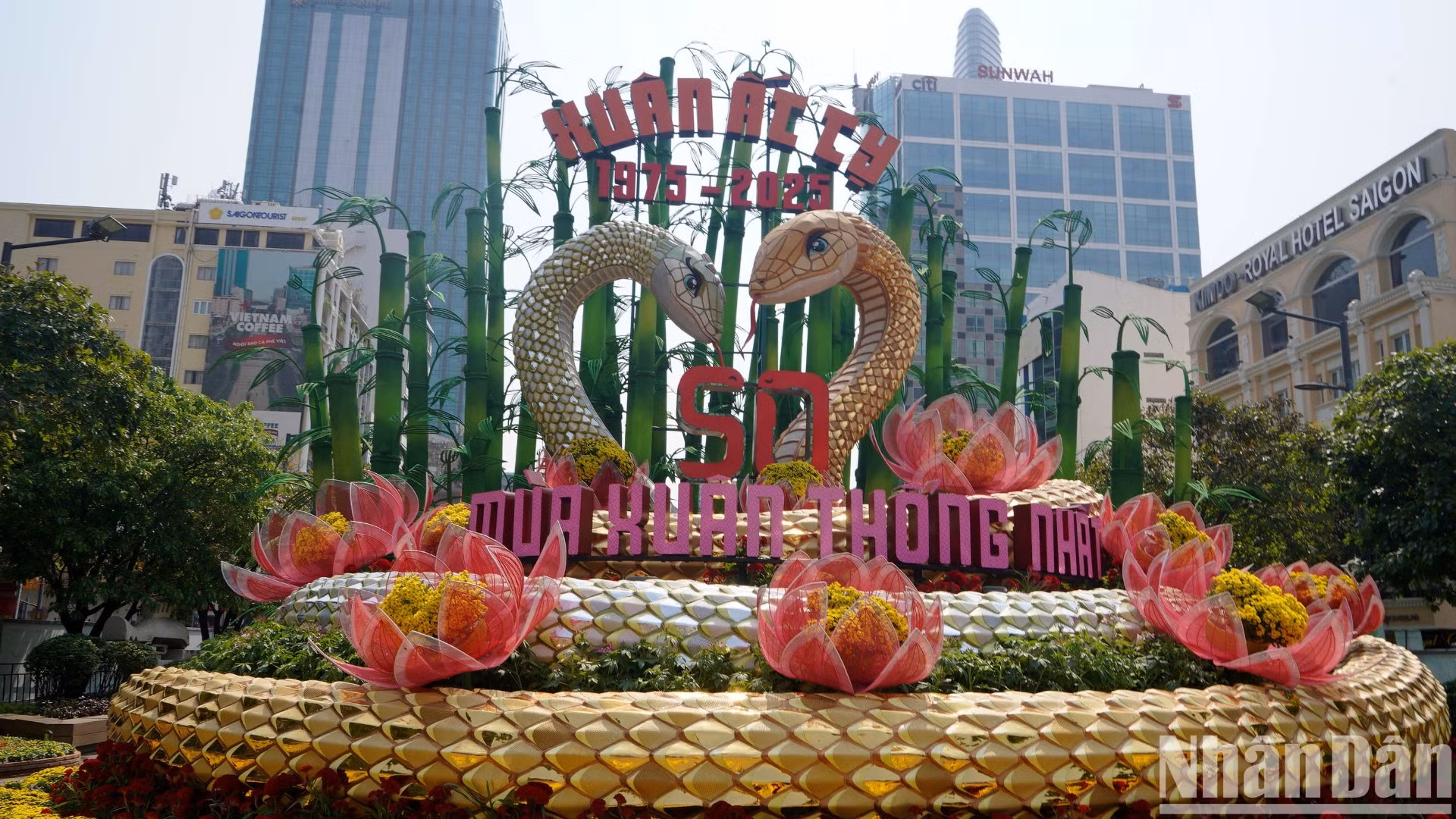 Sau nhiều ngày thi công, cặp đôi linh vật rắn ''Kim Tỵ, Ngân Tỵ'' đã chính thức lộ diện tại cổng chào đường hoa Nguyễn Huệ 2025. Các hạng mục còn lại của đường hoa cũng đang được gấp rút hoàn thiện, chuẩn bị cho lễ khai mạc vào tối 27/1( 28 Tết ).