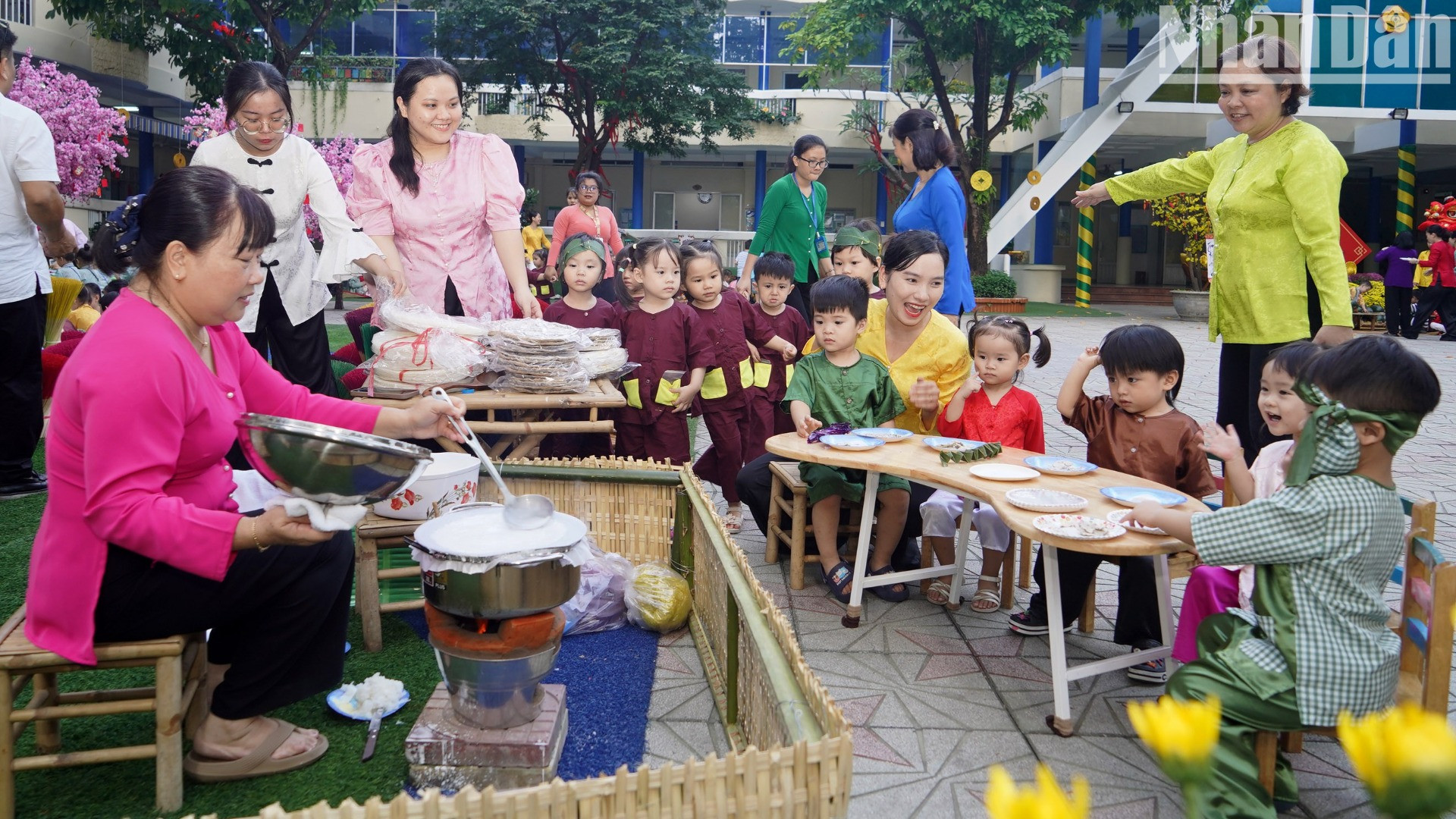 Biểu diễn làm bánh tráng cổ truyền theo phương pháp thủ công.