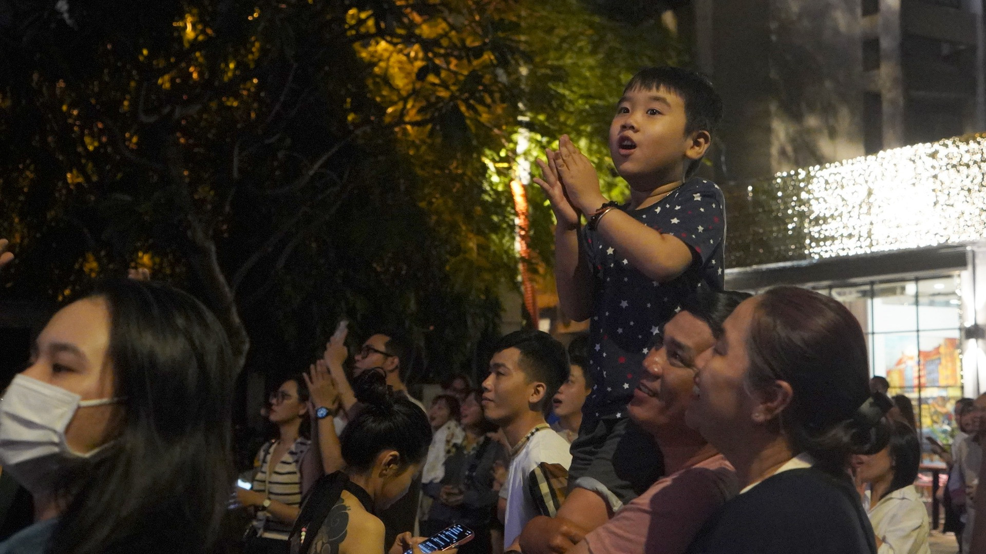 Mọi người hy vọng sang năm mới, kinh tế đất nước sẽ tăng trưởng cao hơn, đời sống vật chất, tinh thần của người dân ngày càng được cải thiện.