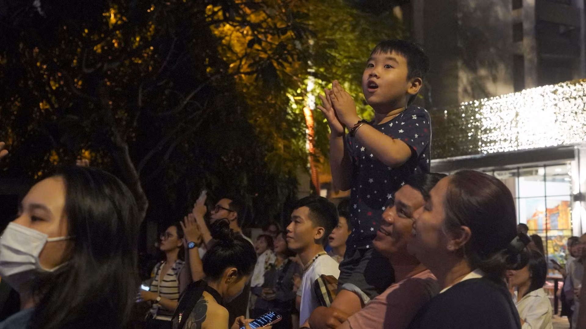 Mọi người hy vọng sang năm mới, kinh tế đất nước sẽ tăng trưởng cao hơn, đời sống vật chất, tinh thần của người dân ngày càng được cải thiện.