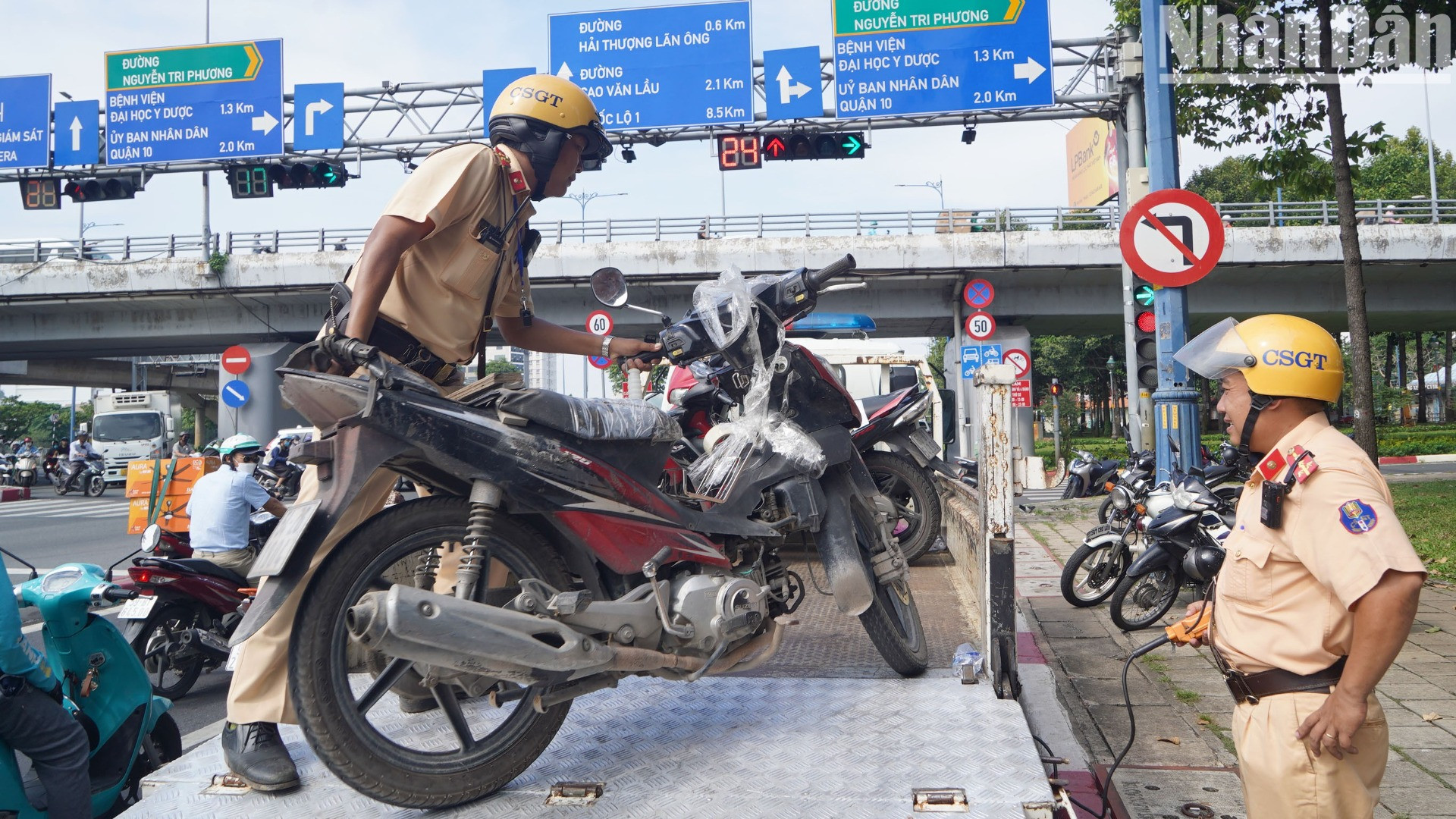 Trong buổi sáng 3/1, đội Cảnh sát giao thông Chợ Lớn đã lập 6 biên bản giữ xe gắn máy, 14 biên bản vi phạm hành chính và hai biên bản phạt chủ xe.