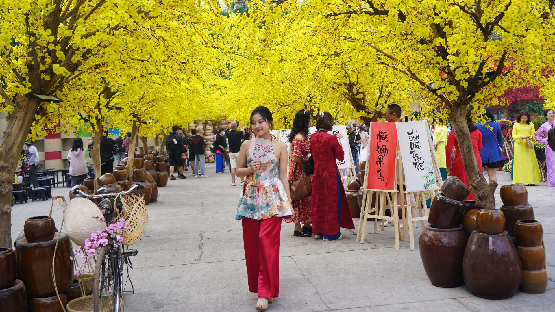 Đông đảo người trẻ đến tạo dáng và check-in.
