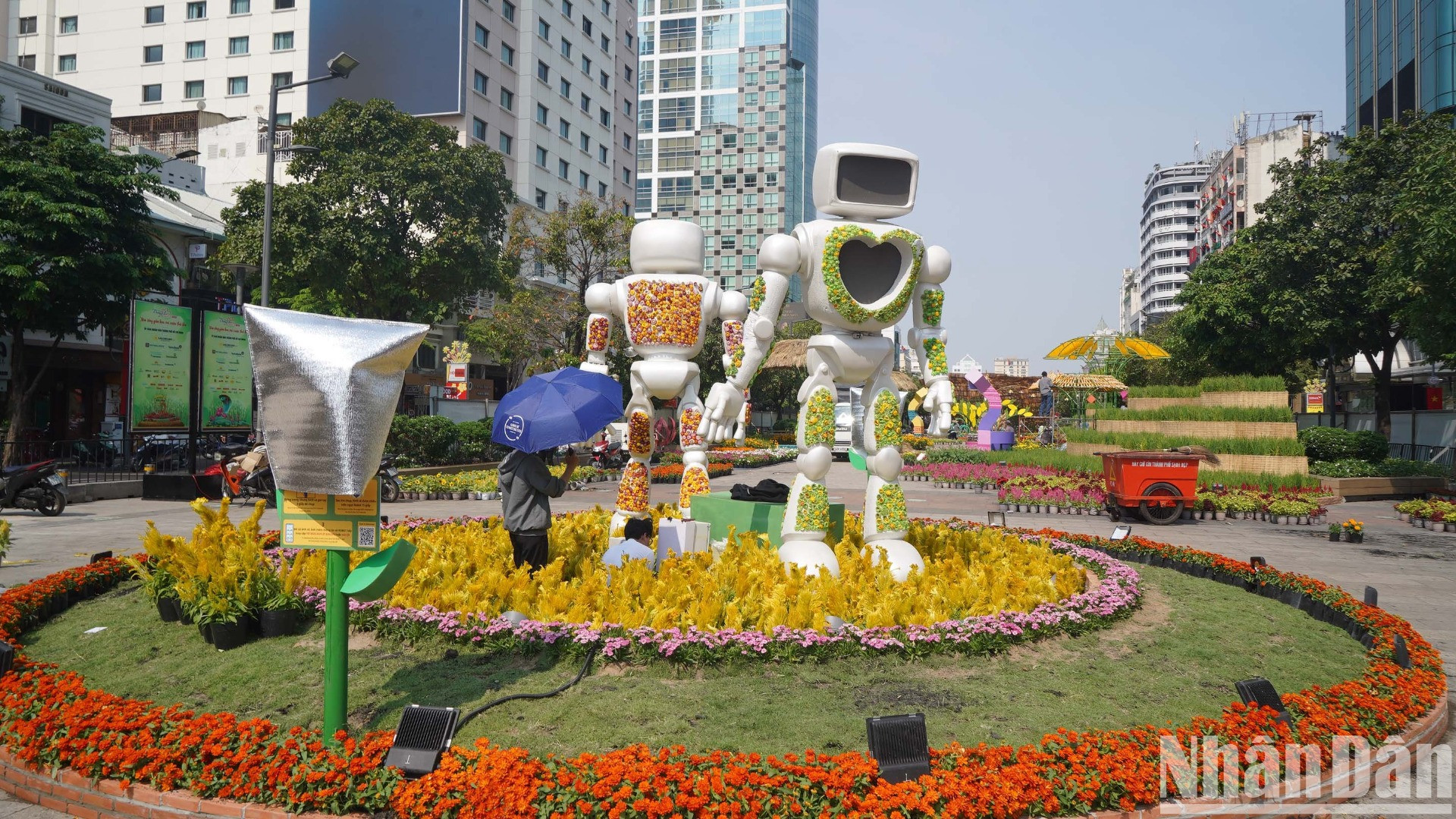 Hình ảnh “Robot bông” cùng “trang phục du xuân” hoa bất tử, khuôn mặt là màn hình LED.