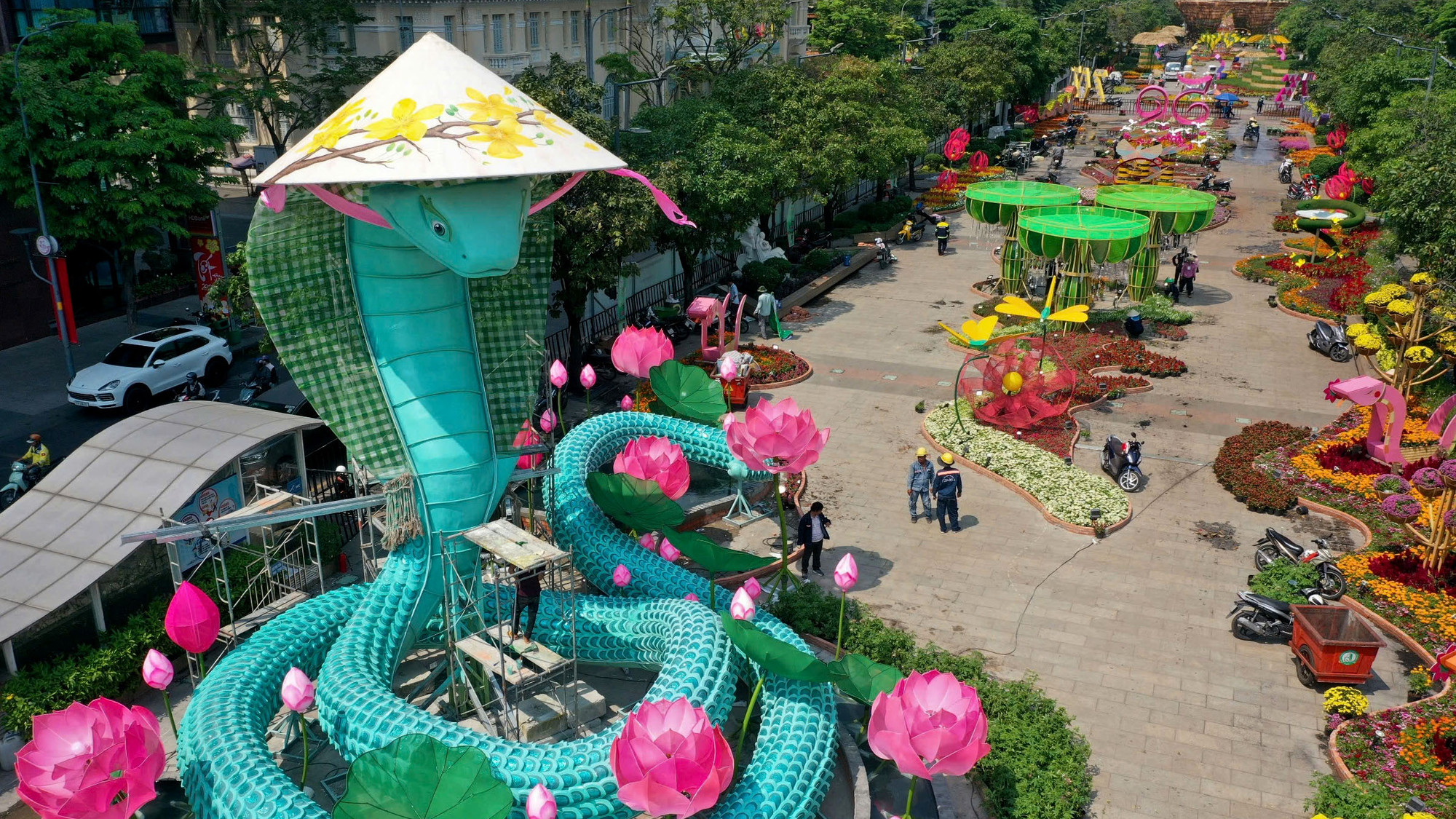 Đường hoa Nguyễn Huệ Tết Ất Tỵ 2025 sẽ mở cửa phục vụ nhu cầu du xuân, thưởng ngoạn của người dân thành phố và du khách từ 19 giờ ngày 27/1 (tức 28 Tết) đến 21 giờ ngày 2/2 (mùng 5 Tết).