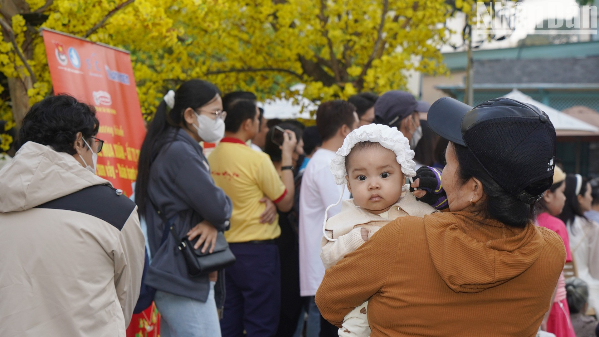 “Chuyến xe mùa xuân’’ là chương trình được Trung tâm Hỗ trợ học sinh, sinh viên thành phố khởi xướng và thực hiện từ năm 2002, đến nay đã có 63.125 sinh viên khó khăn được hỗ trợ về quê đón Tết.