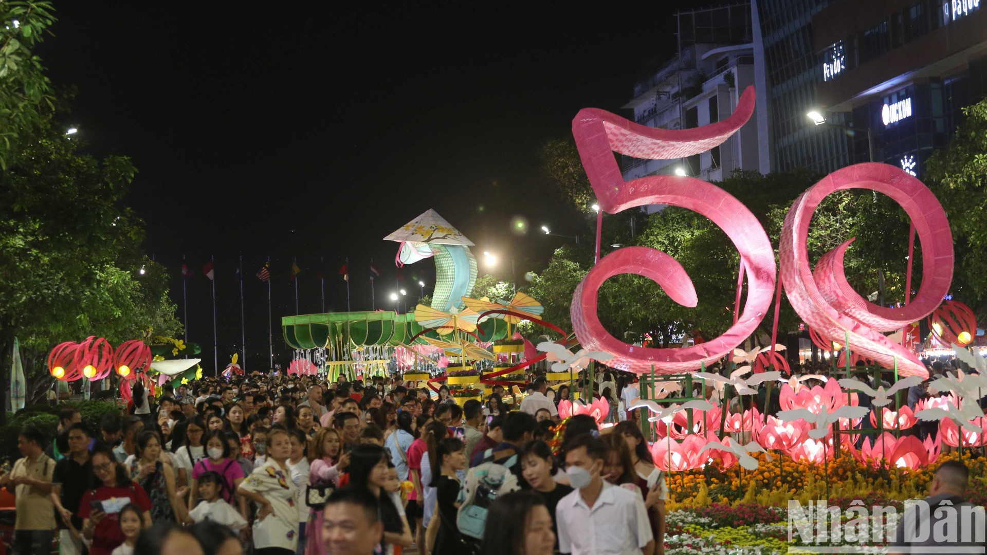 Đông đảo người dân chụp hình kỷ niệm với linh vật rắn và các tiểu cảnh của đường hoa sau lễ khai mạc. Đông đảo người dân chụp hình kỷ niệm với linh vật rắn và các tiểu cảnh của đường hoa sau lễ khai mạc.