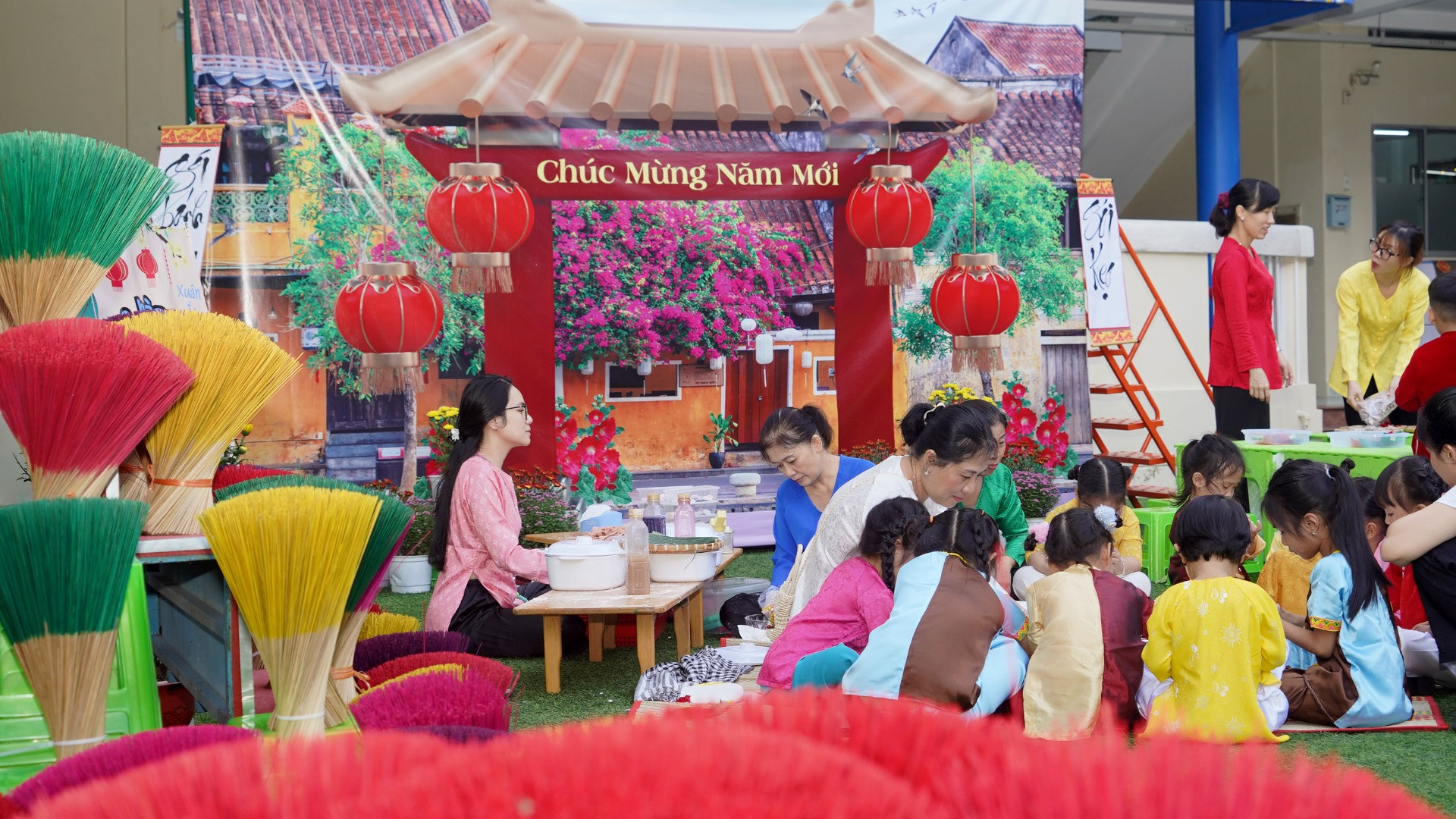 Qua hoạt động trải nghiệm, các bé tích lũy thêm kỹ năng sống, thêm hiểu về ngày Tết cổ truyền của dân tộc.