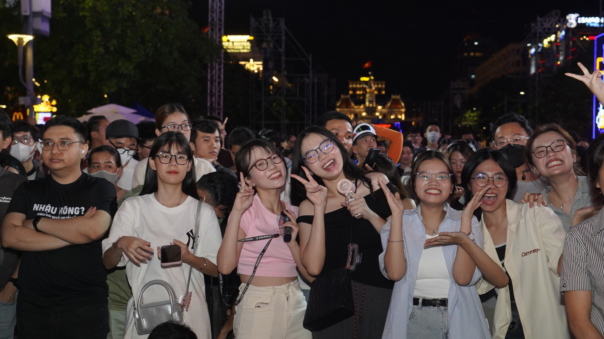 Trước đó từ 19 giờ, nhiều người dân và cả những du khách nước ngoài đã có mặt khu vực Nguyễn Huệ, quận 1 để tham gia các hoạt động chào đón năm mới.