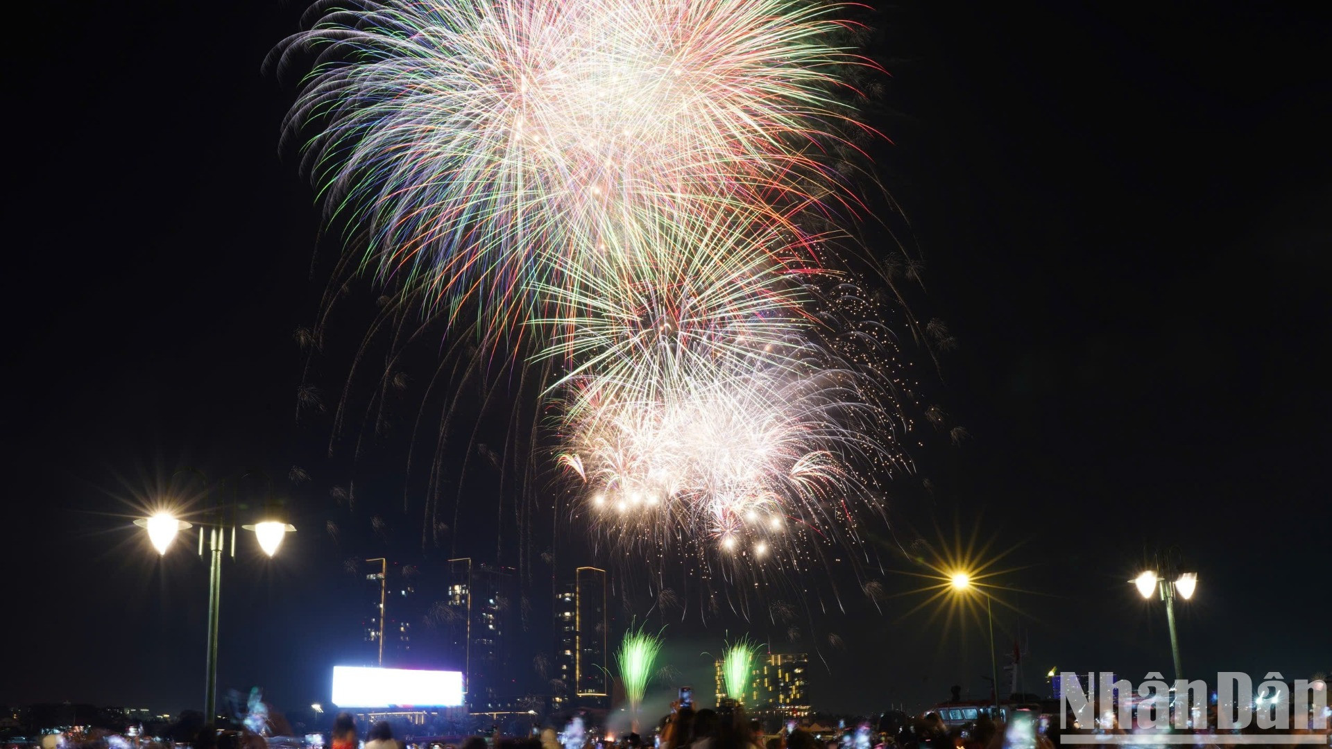 Pháo hoa nghệ thuật chào mừng năm mới trong niềm hân hoan và mong chờ của người dân và du khách quốc tế. Pháo hoa nghệ thuật chào mừng năm mới trong niềm hân hoan và mong chờ của người dân và du khách quốc tế.