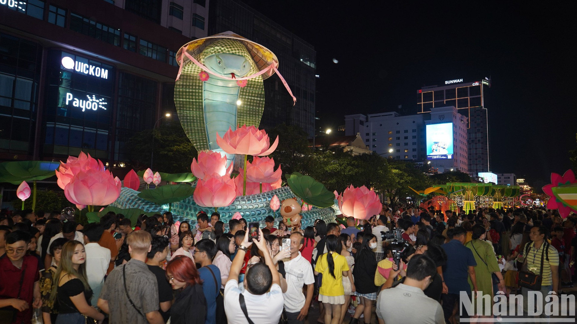 Người dân tham quan Đường hoa Nguyễn Huệ sau khi chính thức mở cửa. Người dân tham quan Đường hoa Nguyễn Huệ sau khi chính thức mở cửa.