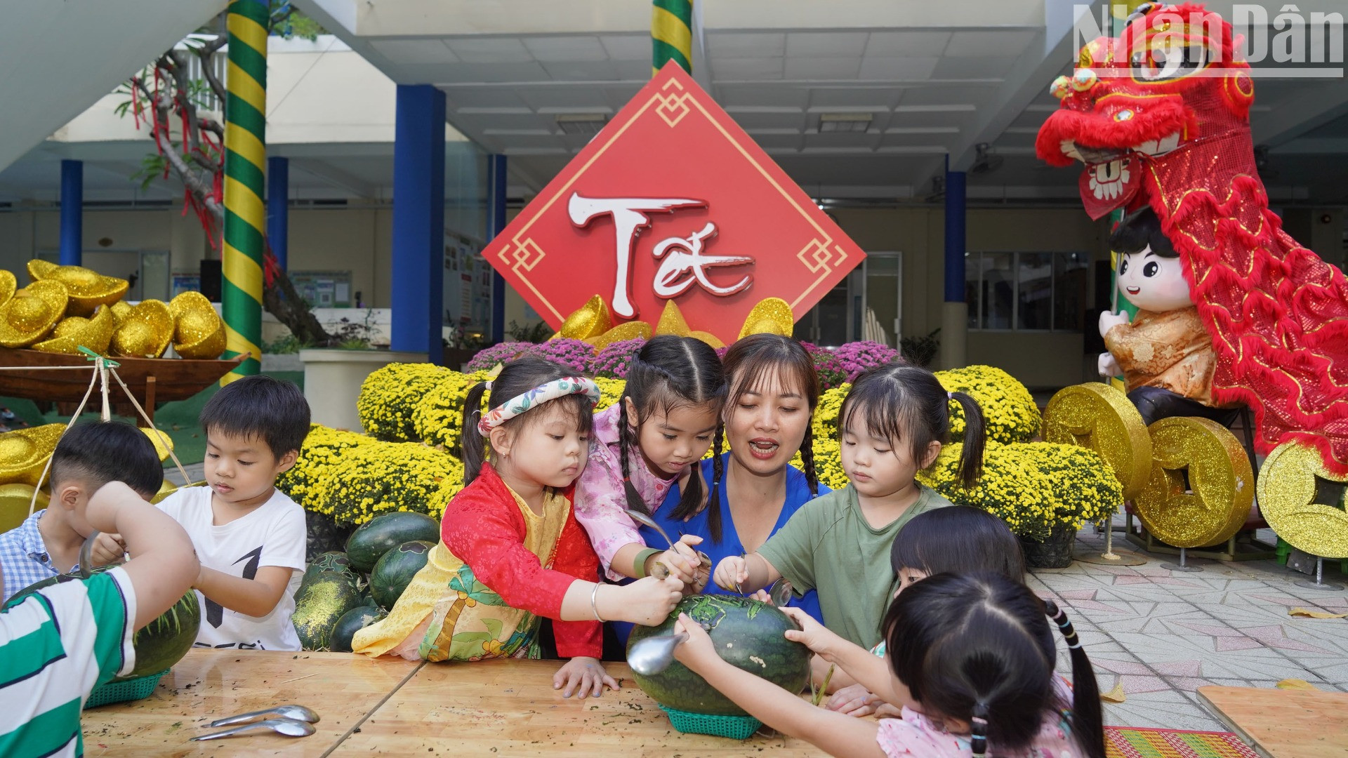 Các bé xem cô giáo điêu khắc hoa trên quả dưa hấu.