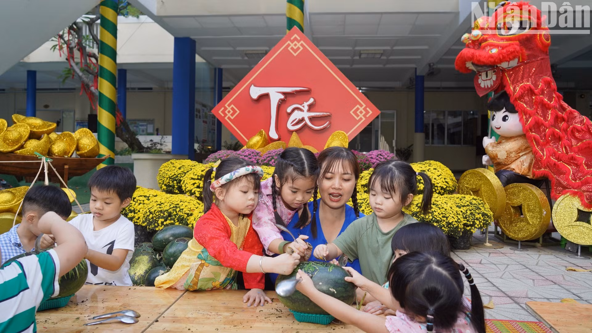 Các bé xem cô giáo điêu khắc hoa trên quả dưa hấu.