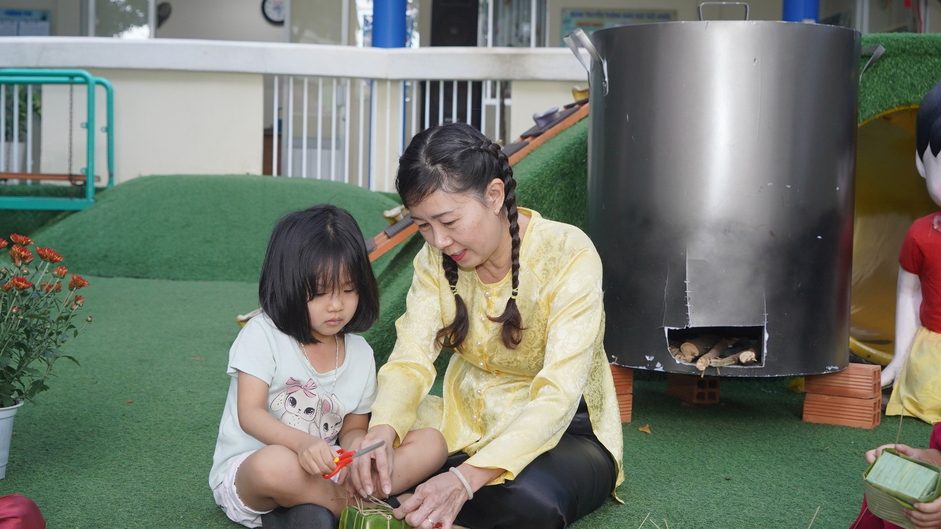 Hoạt động gói bánh chưng giúp các cháu hiểu thêm về truyền thống dân tộc.