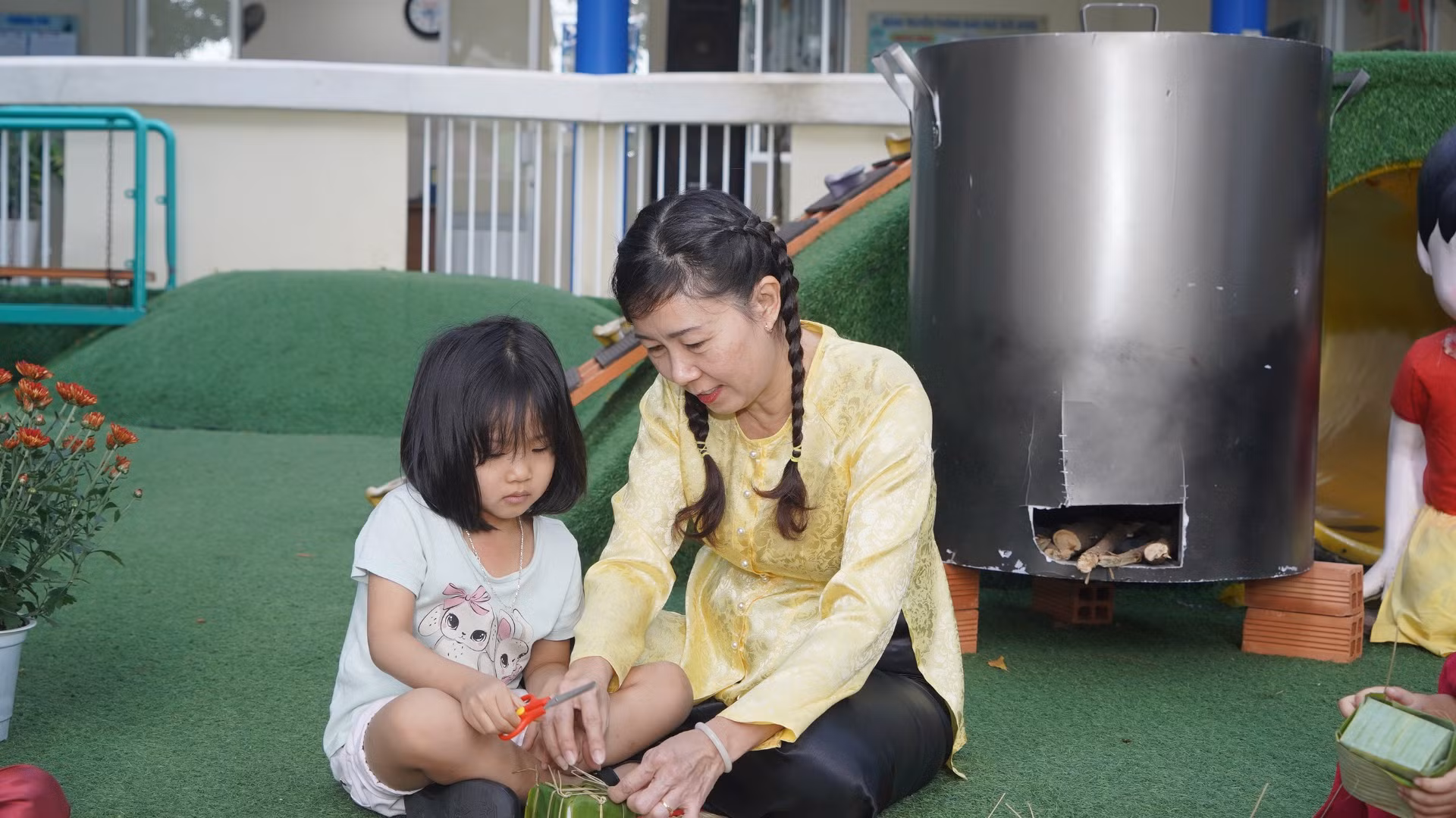 Hoạt động gói bánh chưng giúp các cháu hiểu thêm về truyền thống dân tộc.
