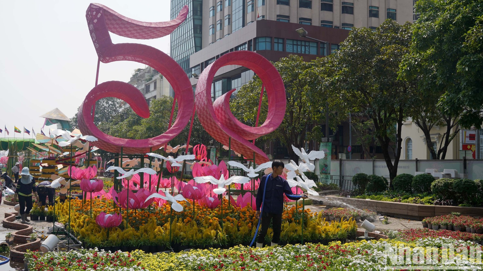 Công trình sử dụng khối lượng lớn hoa tươi, thuộc nhiều chủng loại khác nhau.