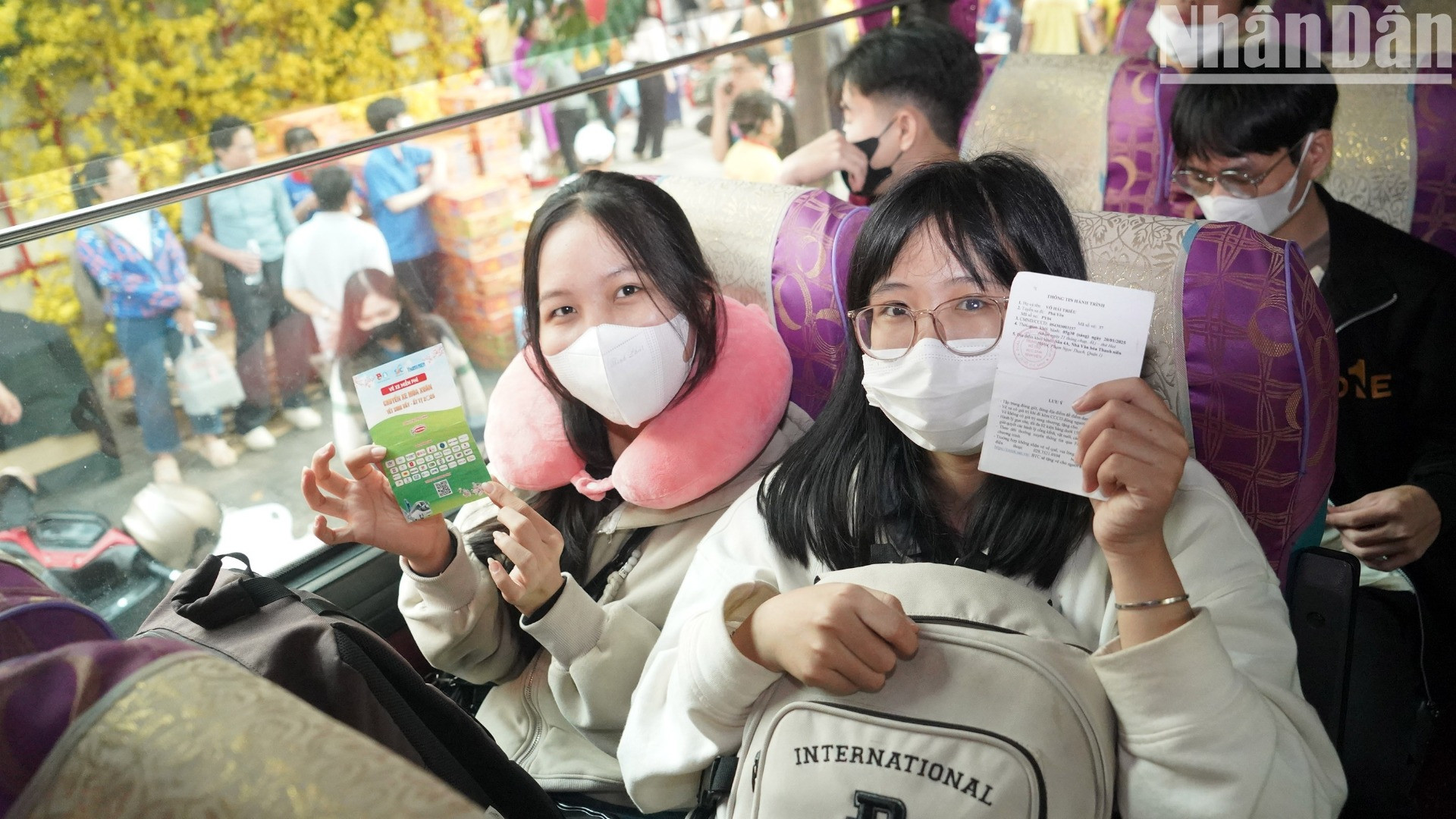 Đông đảo học sinh, sinh viên may mắn có được tấm vé về quê miễn phí.