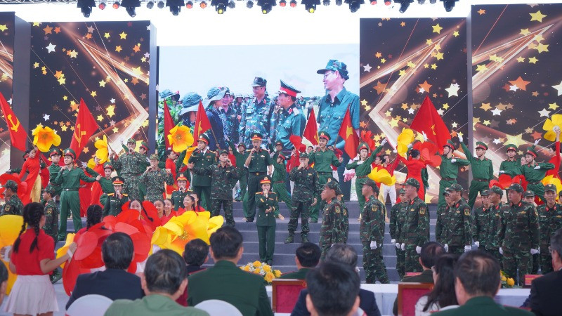 Chương trình văn nghệ chào mừng của lực lượng vũ trang Thành phố Hồ Chí Minh.