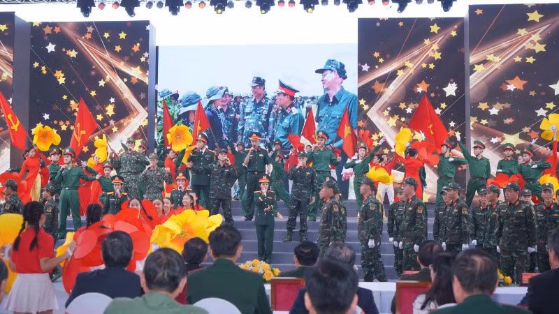 Chương trình văn nghệ chào mừng của lực lượng vũ trang Thành phố Hồ Chí Minh.