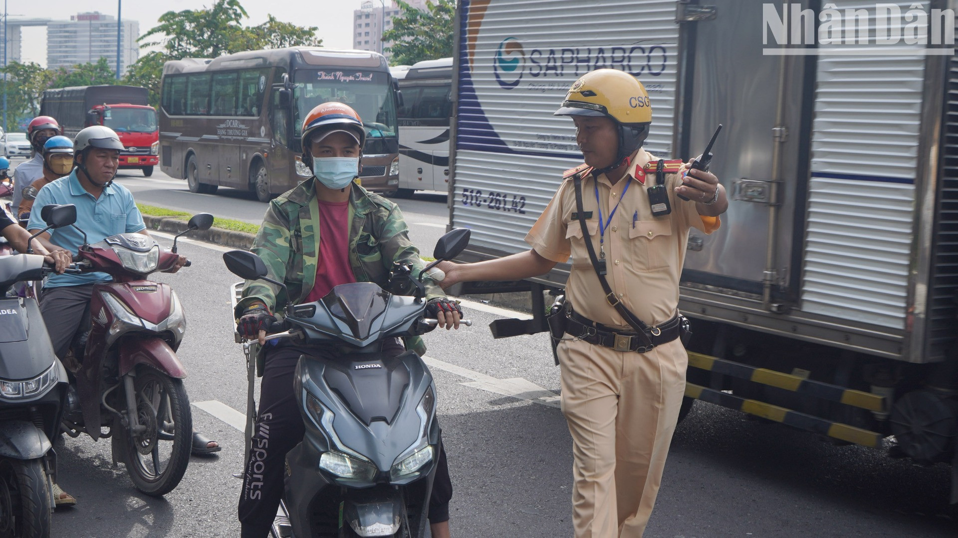 Người tham gia giao thông chạy quá tốc độ theo quy định.