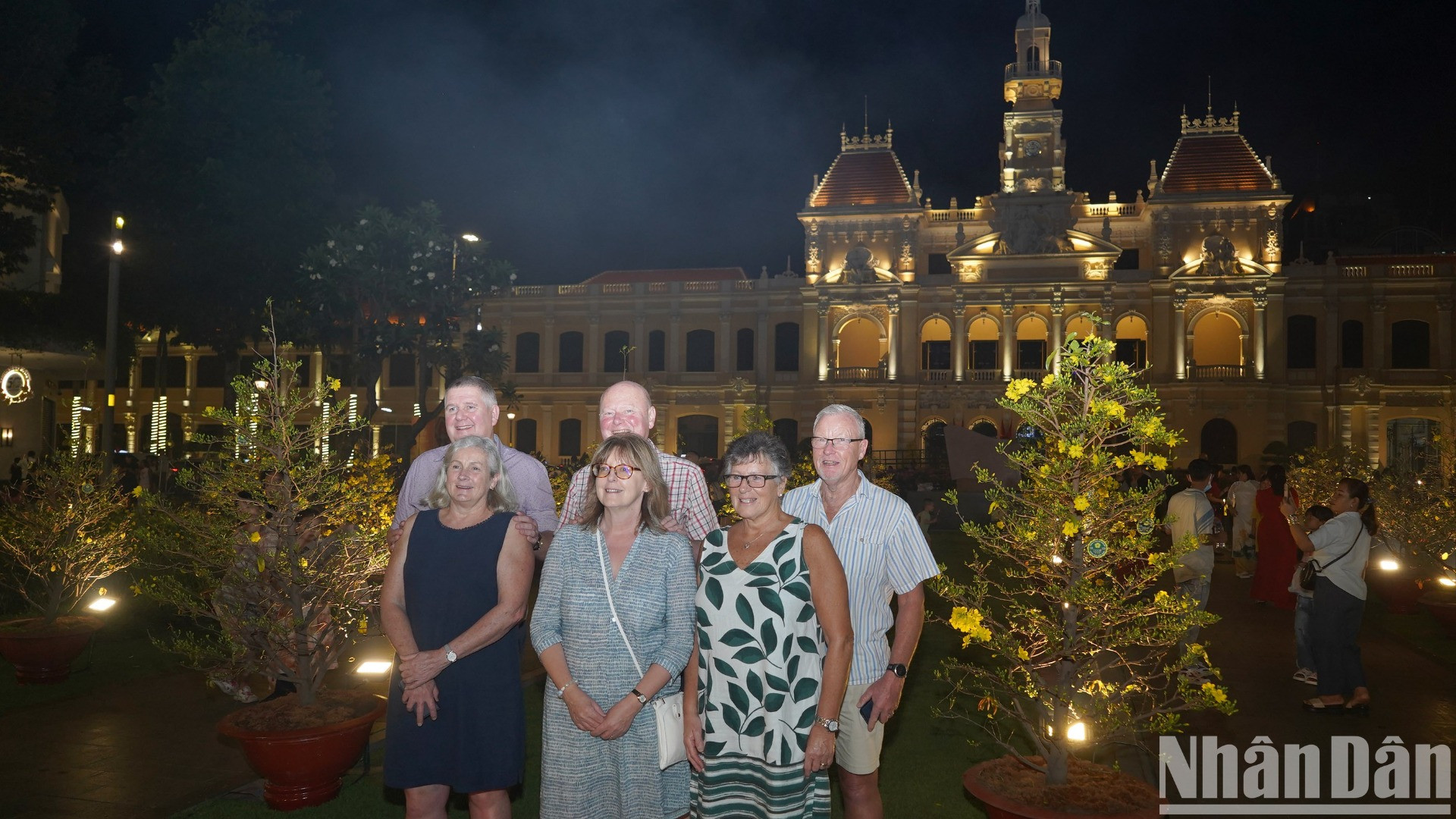 Du khách quốc tế cũng tỏ ra vô cùng thích thú với phong tục đón Tết cổ truyền của Việt Nam. Với họ, đây là một trải nghiệm không thể quên.