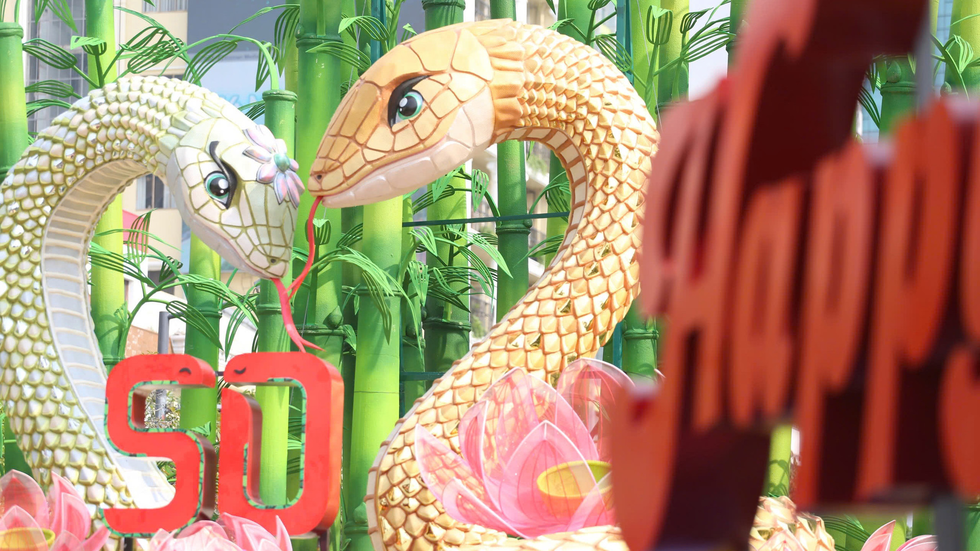 “Điểm nhấn” của đường hoa là cặp Kim Tỵ và Ngân Tỵ, được tạo ra với 70% vật liệu thân thiện với môi trường.