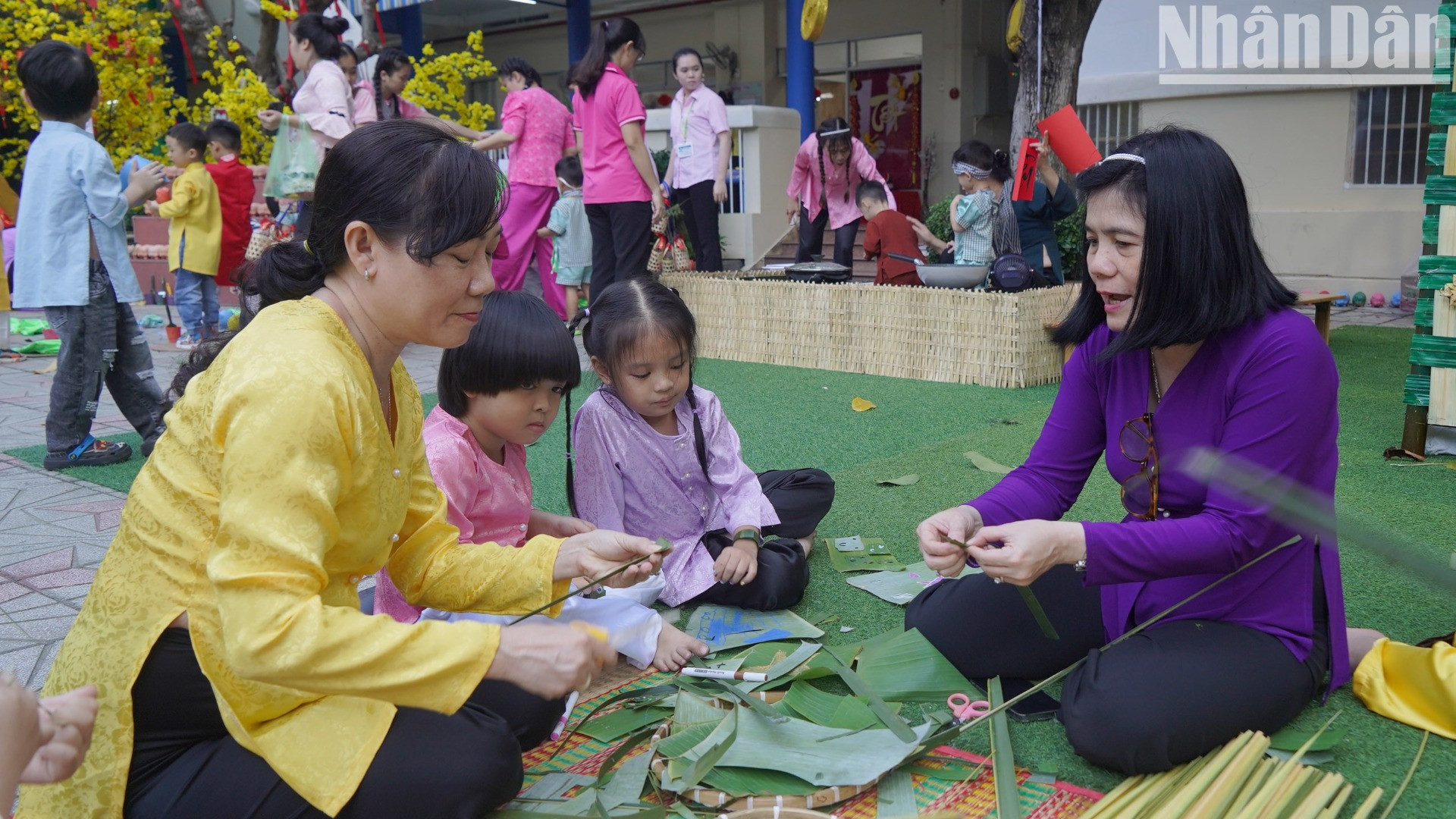 Các bậc phụ huynh cùng các cô giáo chuẩn bị, hướng dẫn các con thực hành gấp lá dừa.