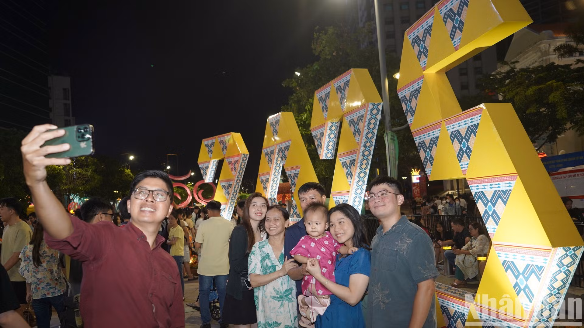 Tối 28/1, tức ngày 29 tháng Chạp Âm lịch, rất đông người dân đổ về trung tâm Thành phố Hồ Chí Minh càng đông để vui chơi và chuẩn bị đón Giao thừa.