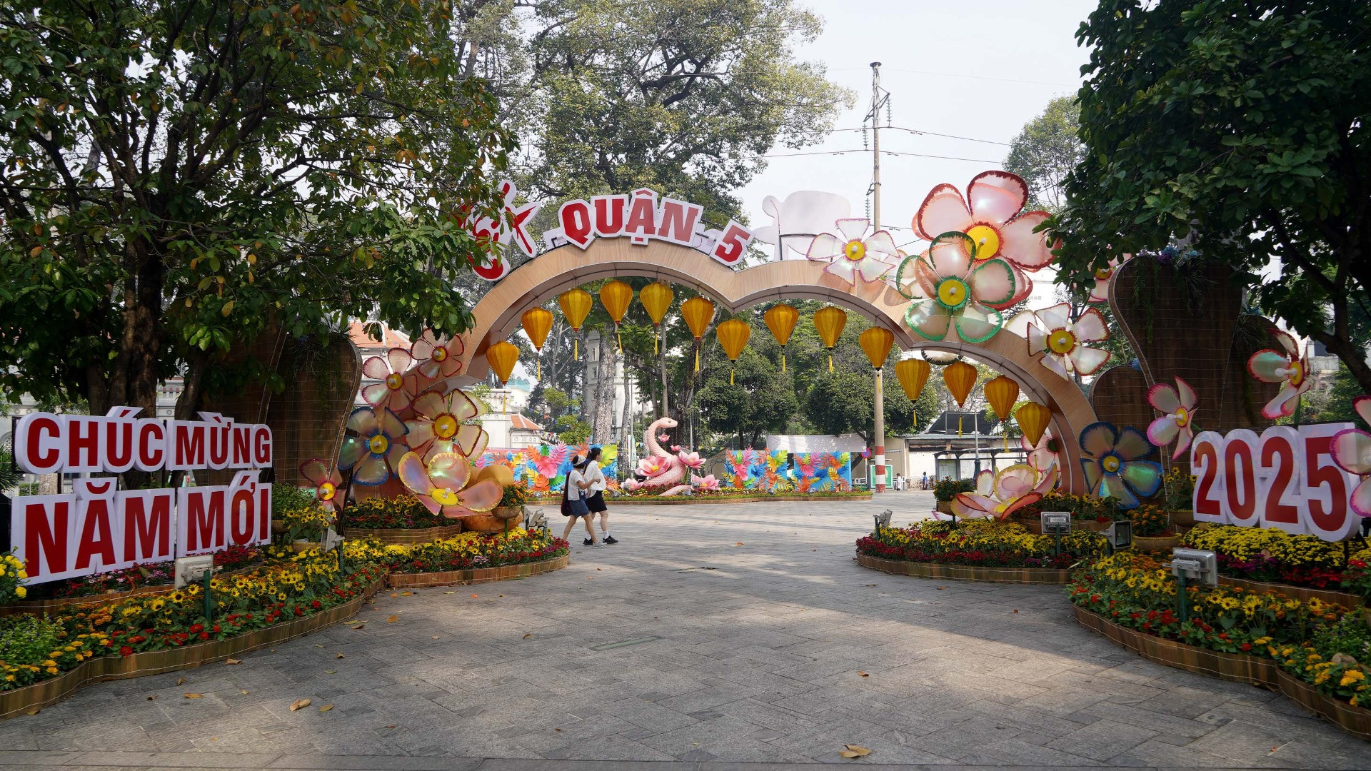 Nhiều quận huyện trên địa bàn thành phố đều trang trí những đồ vật trang trí tuy đơn giản nhưng cũng báo hiệu một năm mới sắp đến.