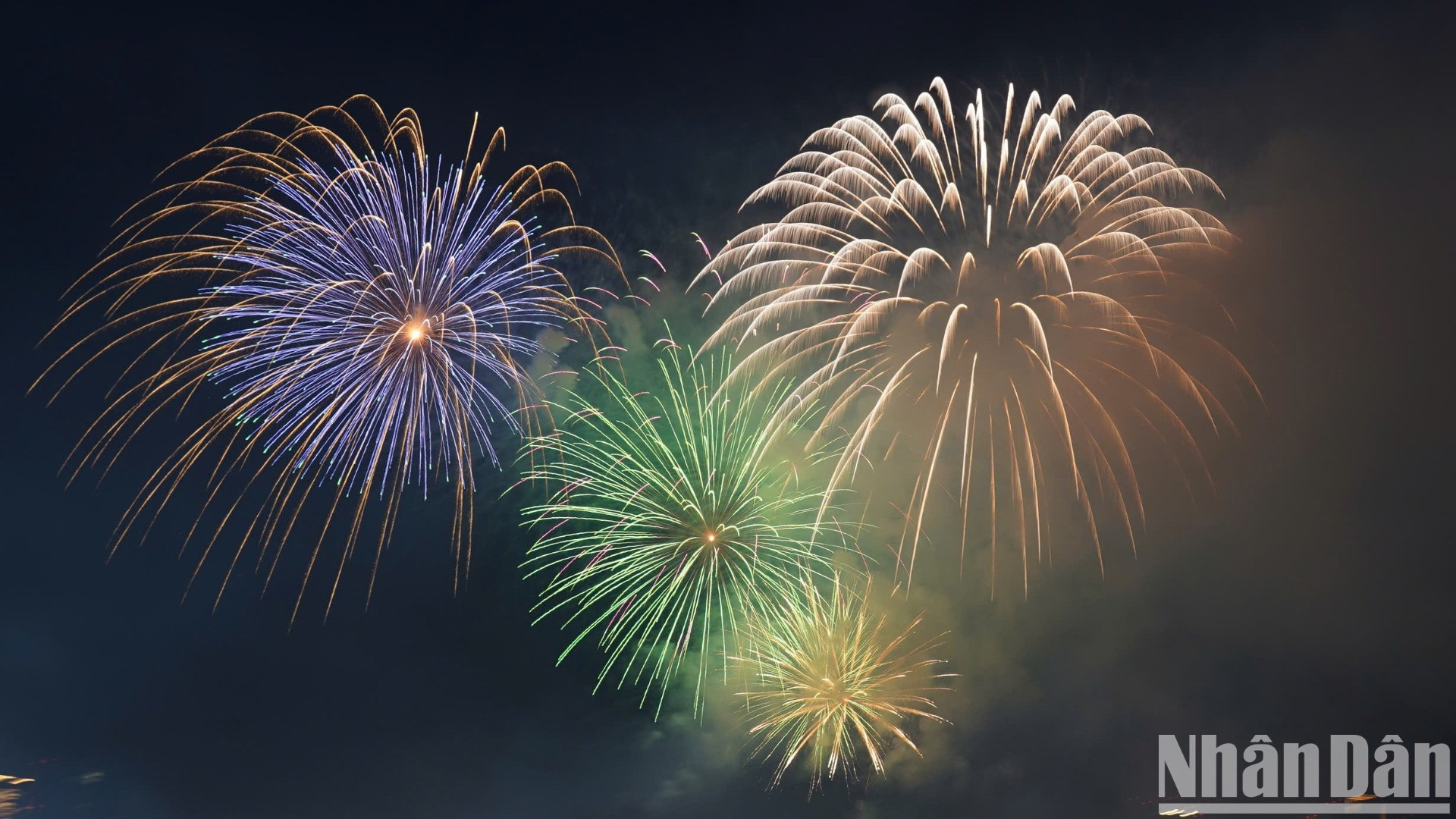 Pháo hoa tầm cao trên bầu trời Thành phố Hồ Chí Minh đã tạo nên khung cảnh thơ mộng và lung linh, làm nổi bật vẻ đẹp của thành phố trong thời khắc chào đón năm mới. Pháo hoa tầm cao trên bầu trời Thành phố Hồ Chí Minh đã tạo nên khung cảnh thơ mộng và lung linh, làm nổi bật vẻ đẹp của thành phố trong thời khắc chào đón năm mới.
