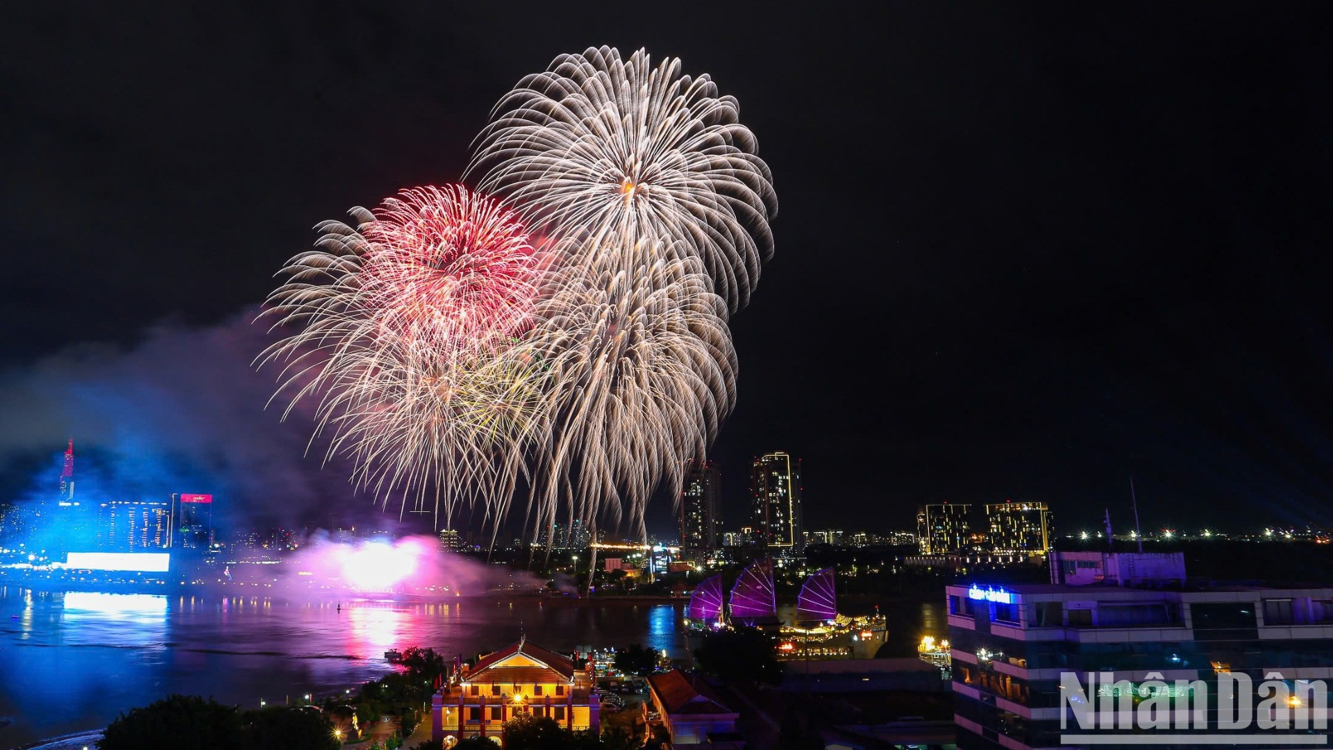 Pháo hoa quan sát từ Đại học luật Thành phố Hồ Chí Minh. Pháo hoa quan sát từ Đại học luật Thành phố Hồ Chí Minh.